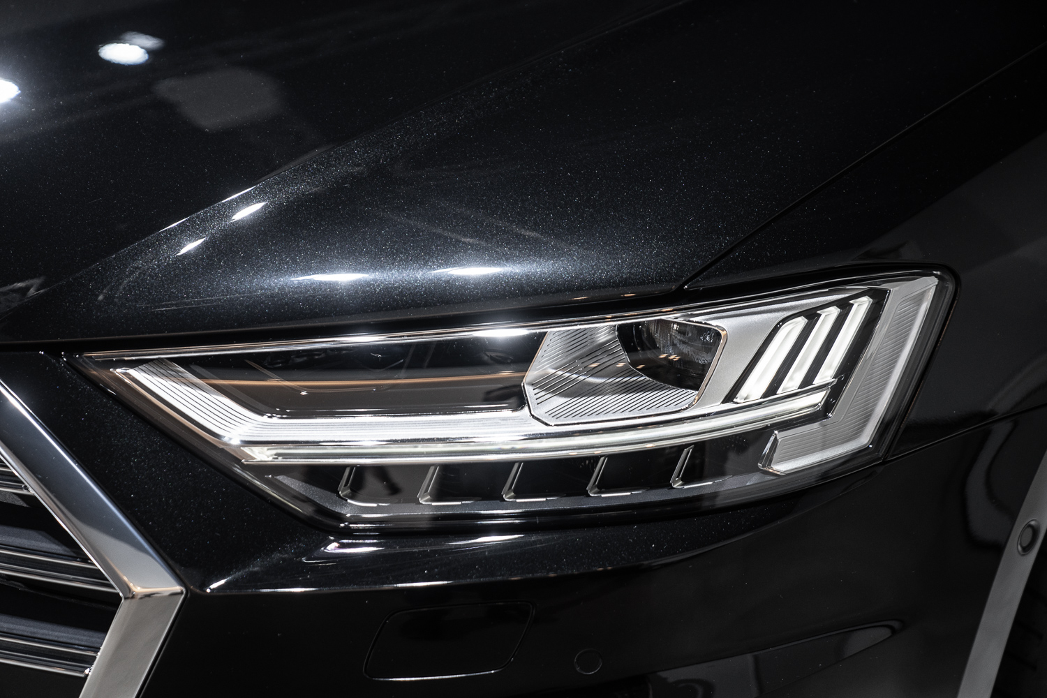 Audi HD 高階矩陣式 LED 極光頭燈在任何天候狀況，皆可敏捷的依據路況與車輛相對距離主動調整照射角度，提升駕駛更寬廣清晰的視野。