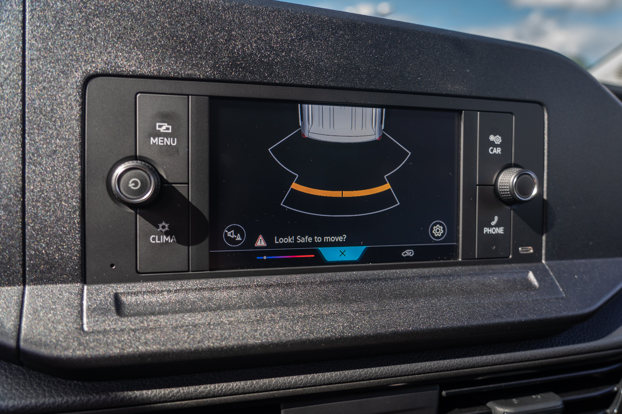 標配 PDC 後方停車導引系統(聲音及儀表距離警示)。