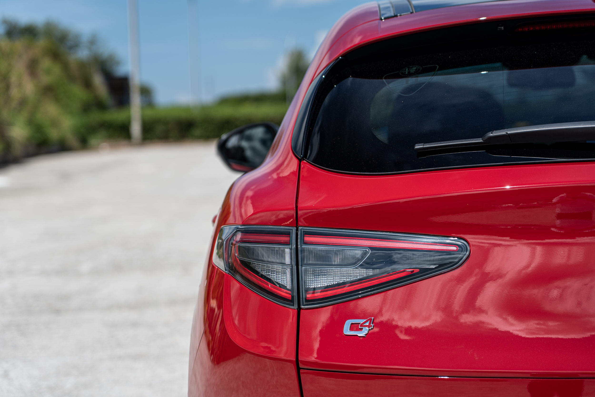 延續車頭設計元素的三角形尾燈燈型。