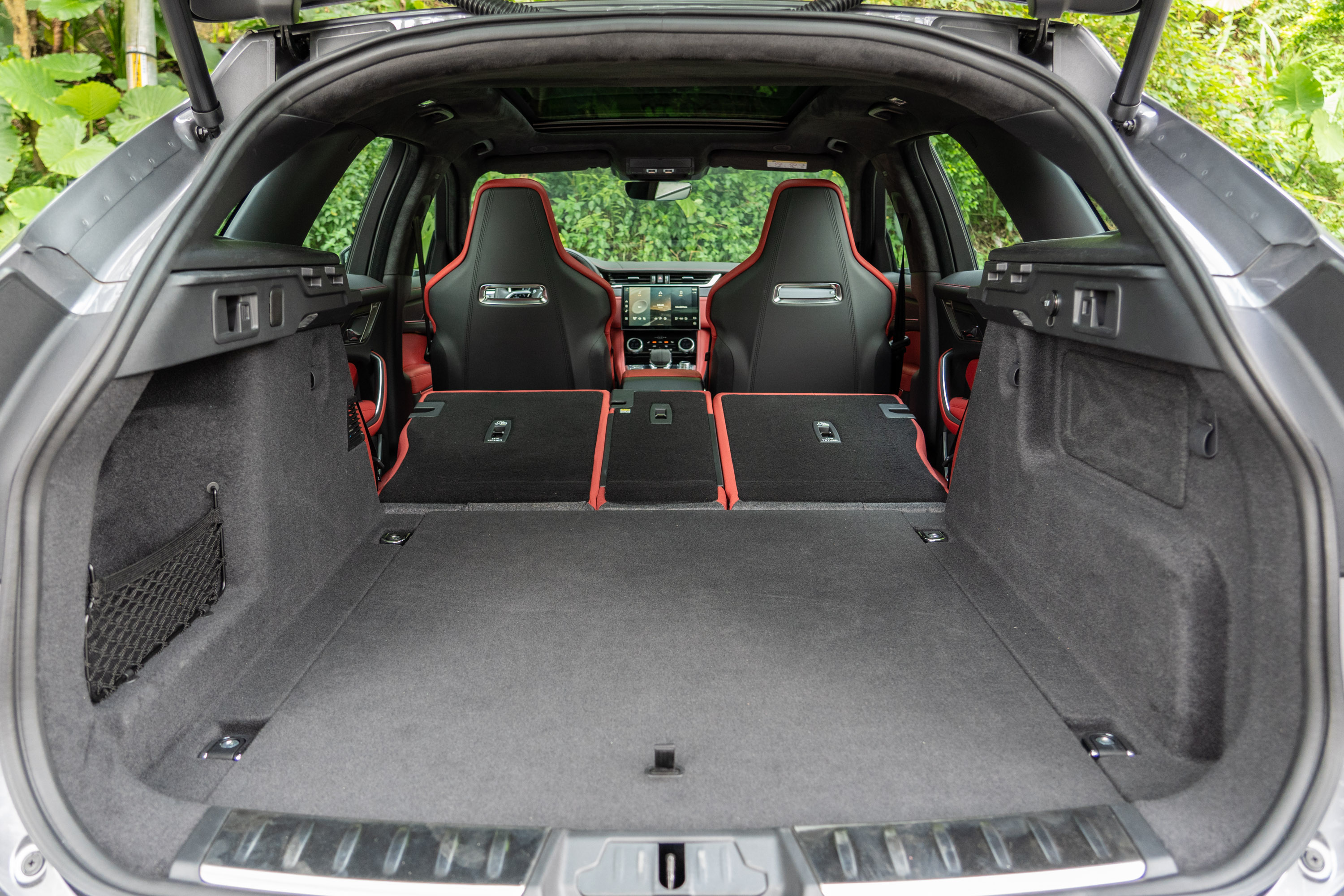 後座椅背提供 4:2:4 分離傾倒機制,全數傾倒後置物空間可進一步擴大。