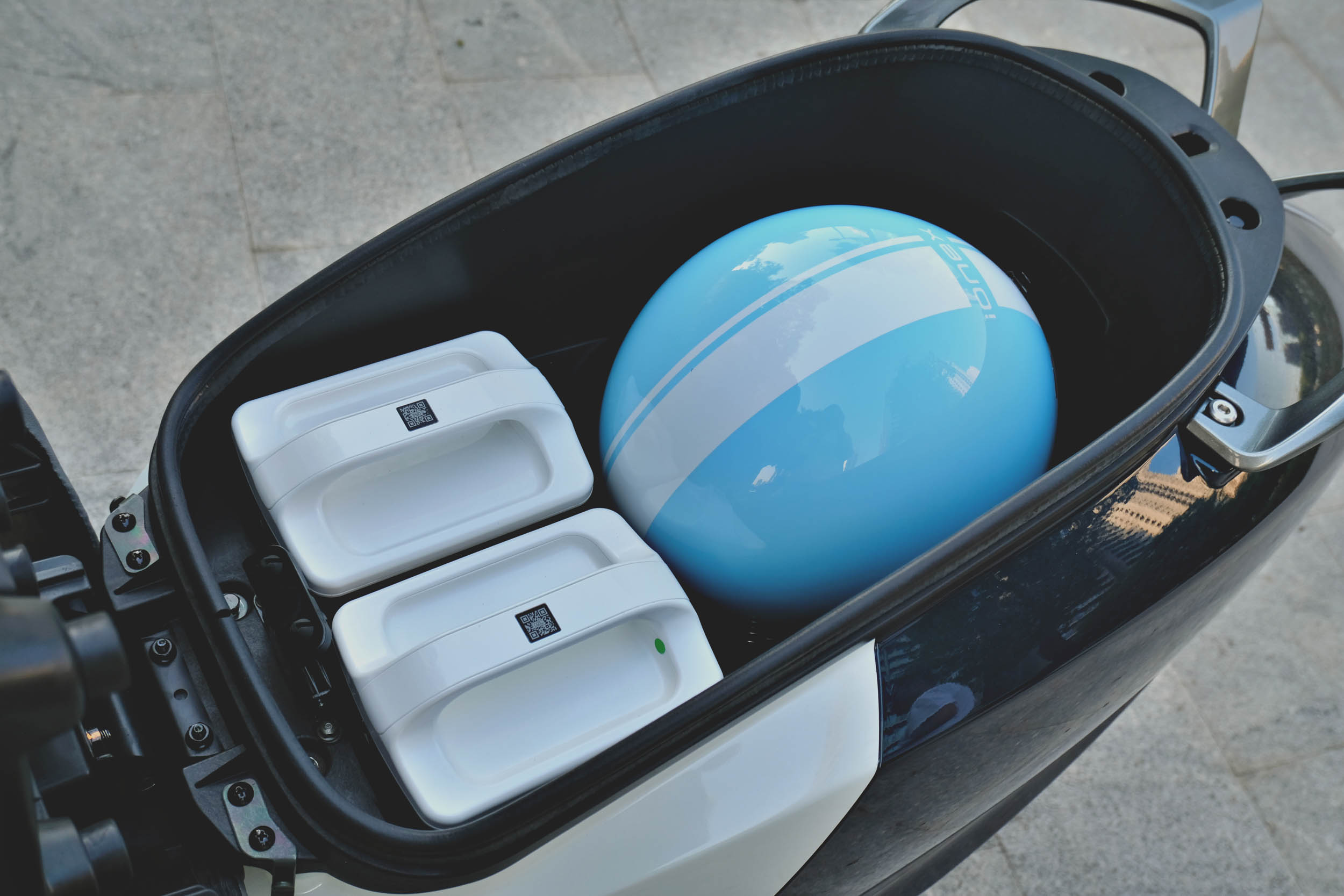 即便採用了雙電池的設定，加大的車廂空間也可以輕鬆放入 3/4 的安全帽。