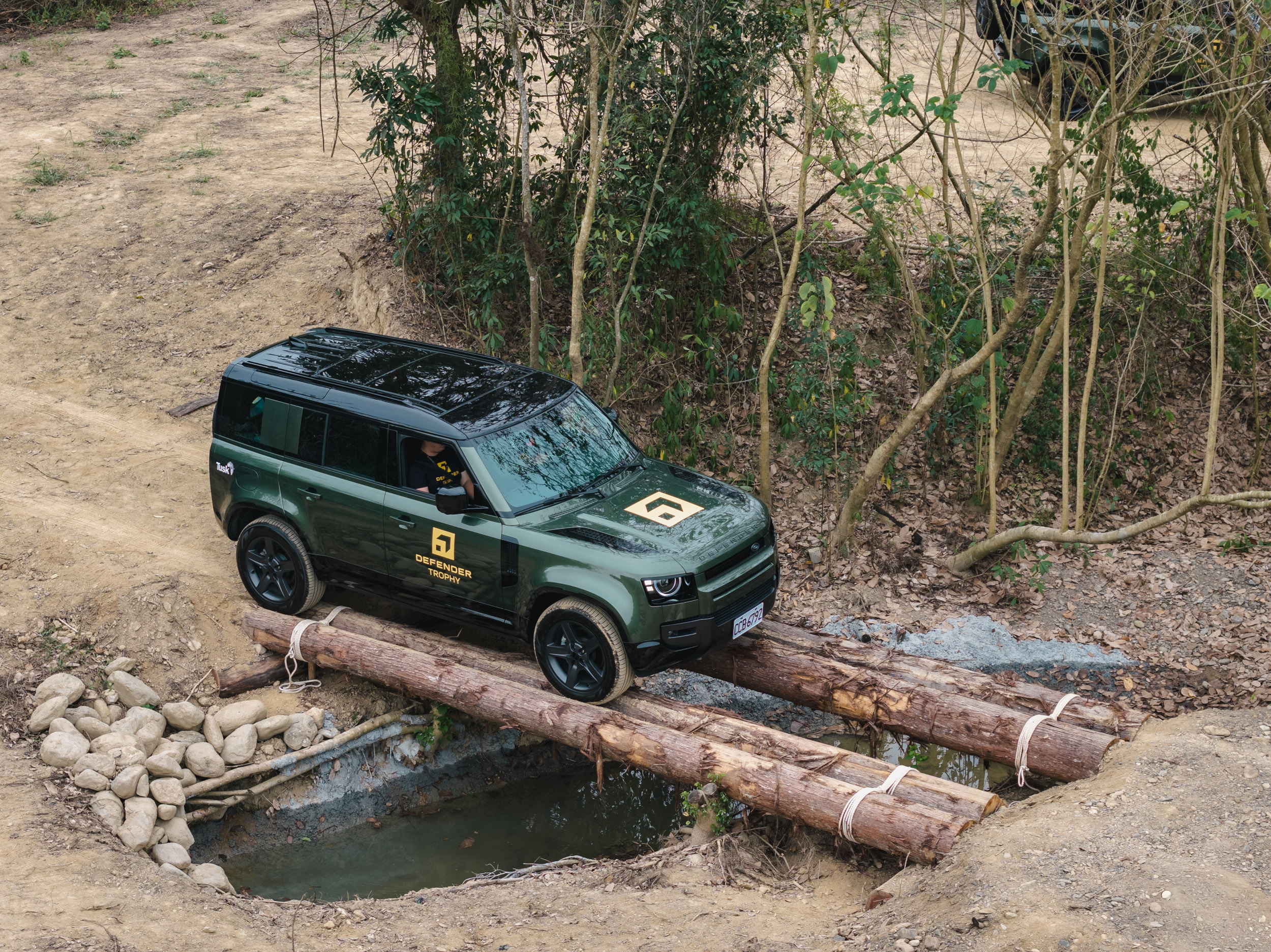 透過這種具備一定技術門檻與體力消耗的競賽，品牌成功地將產品的使用場景由都會延伸至越野領域。