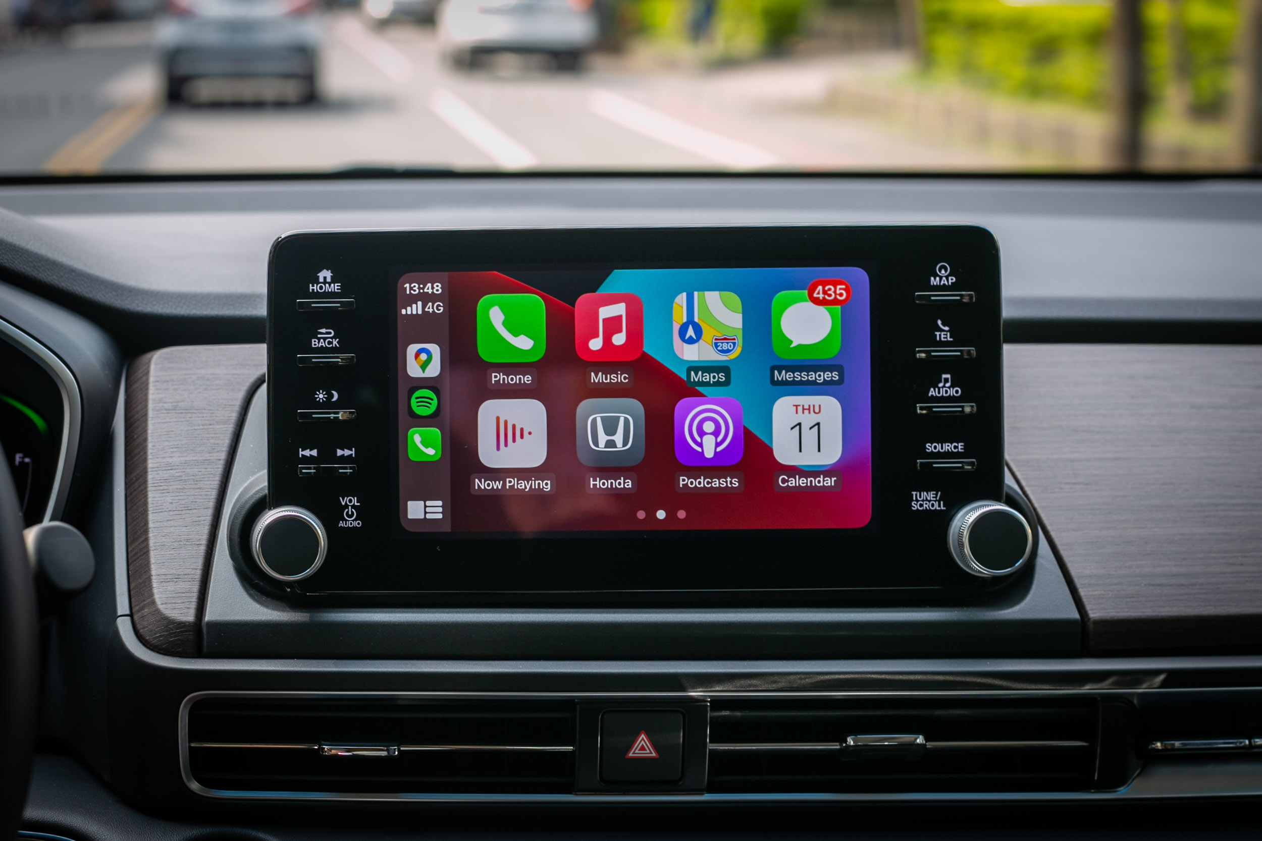內建 Apple CarPlay 與 Android Auto 手機整合功能，實用性加分。