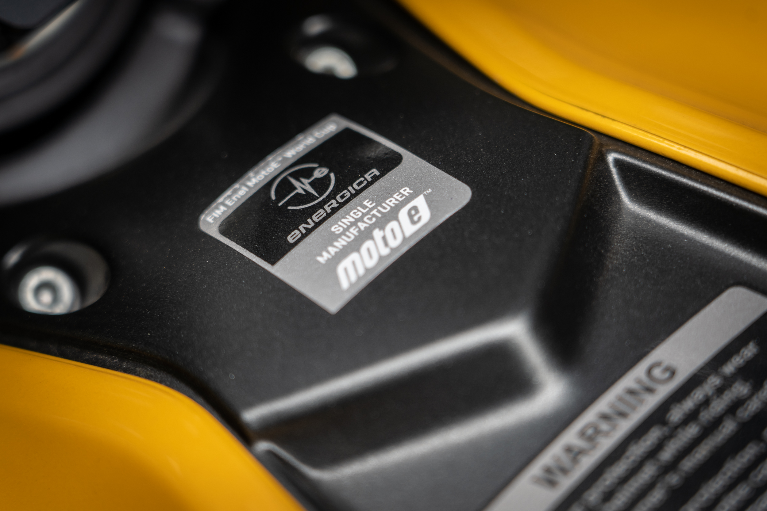 Energica 歷經 TTXGP 與 MotoE 等電動機車賽事的多年考驗，車身上也以貼紙展現自身實力。