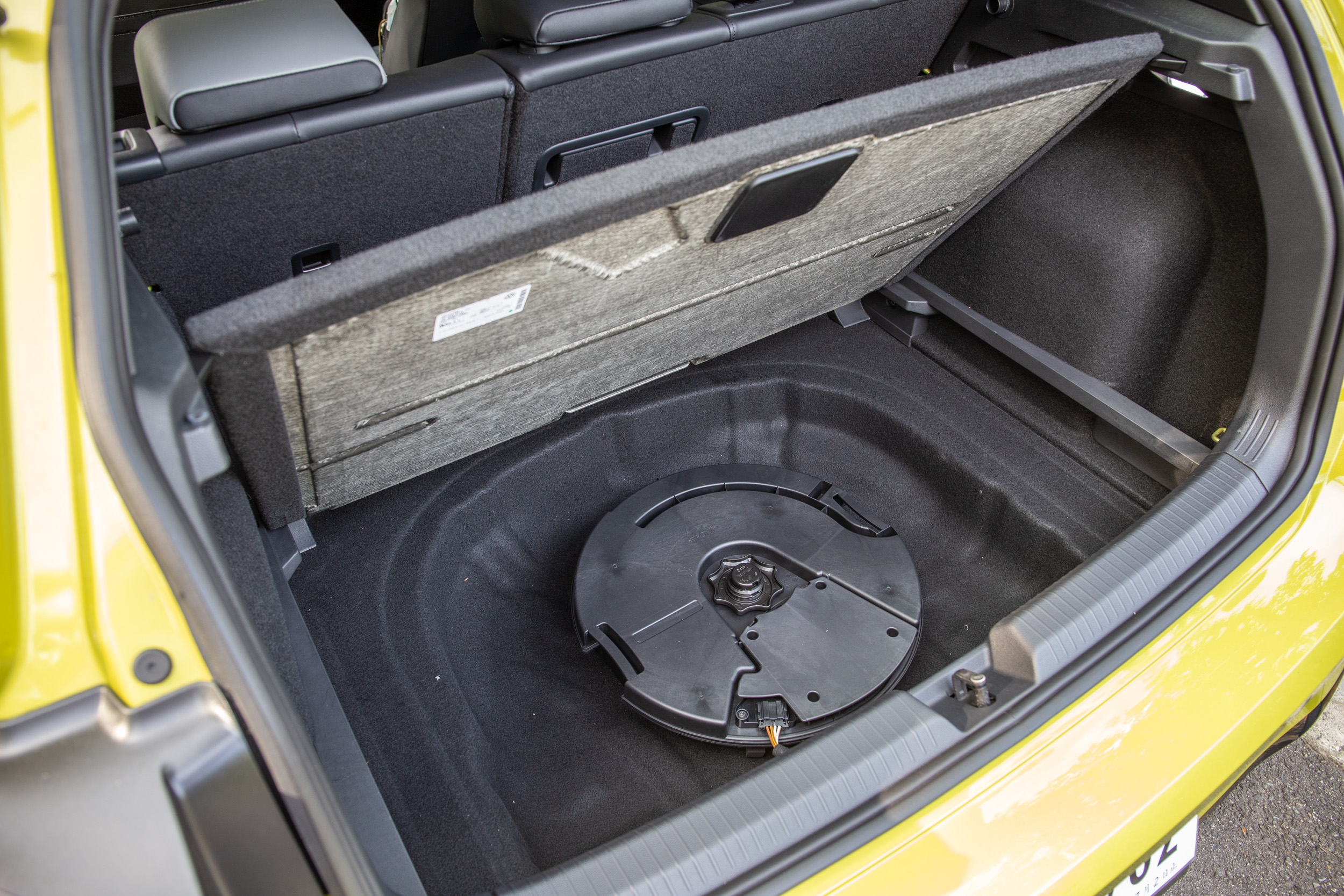 後廂底板掀起時可透過兩側卡榫暫時固定。