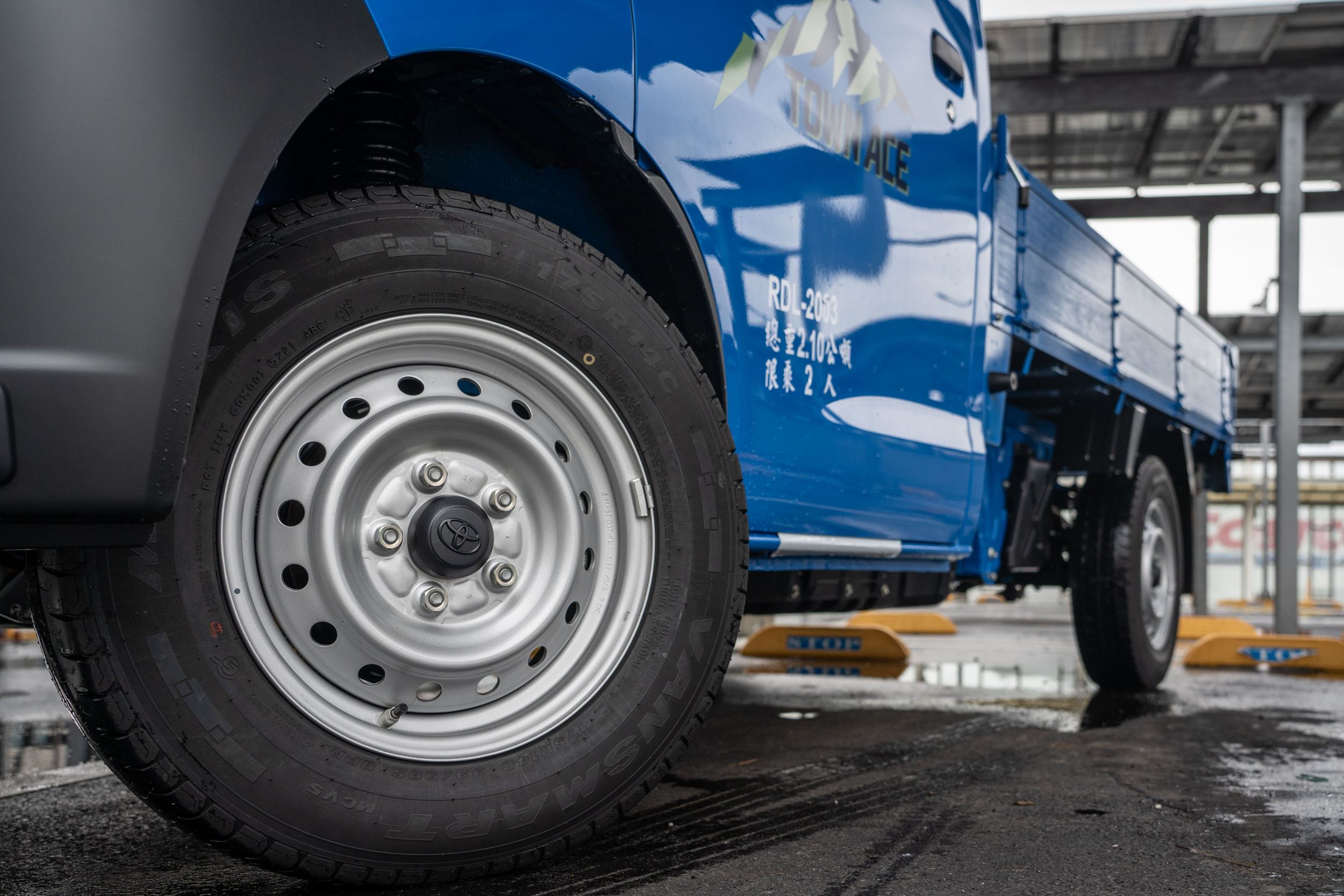 皆配備 14 吋高強度鋼圈。