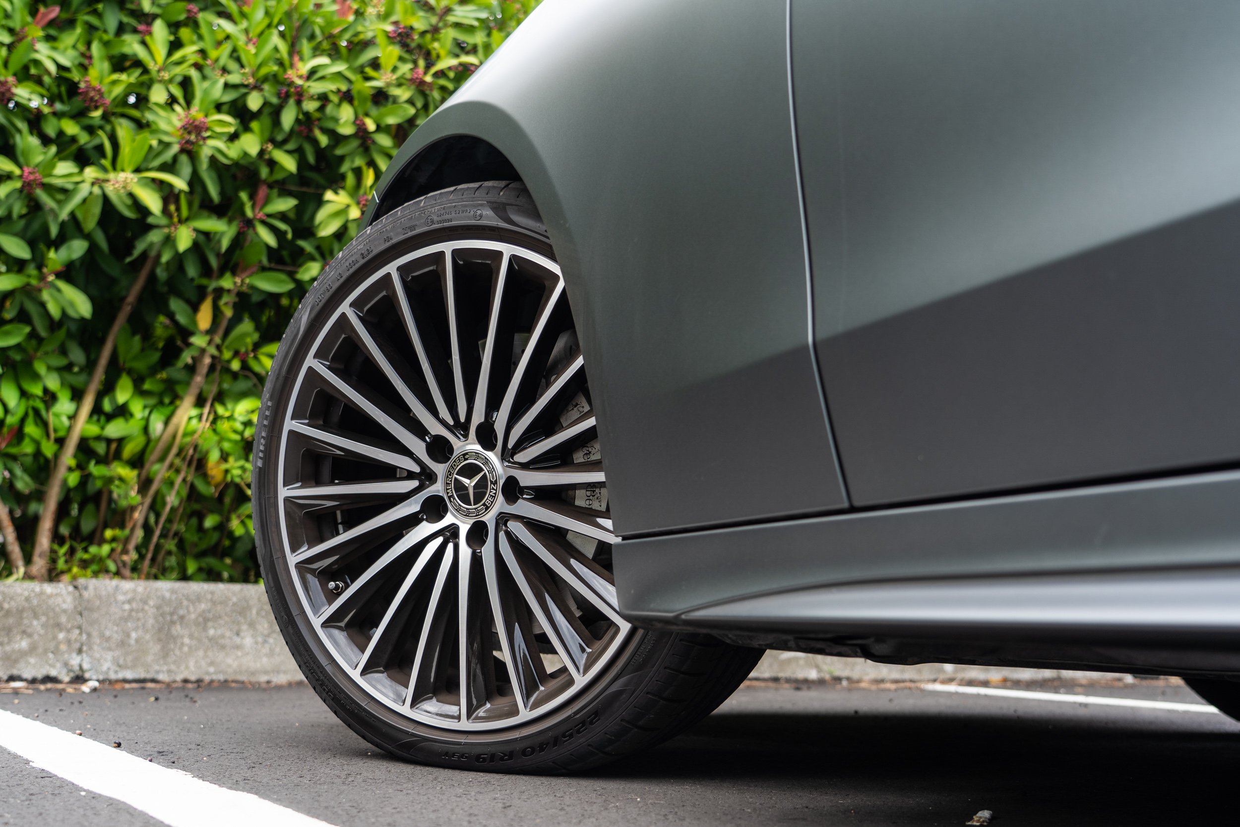 選配 19 吋 AMG 多輻式輕合金輪圈(代碼 RVC)。