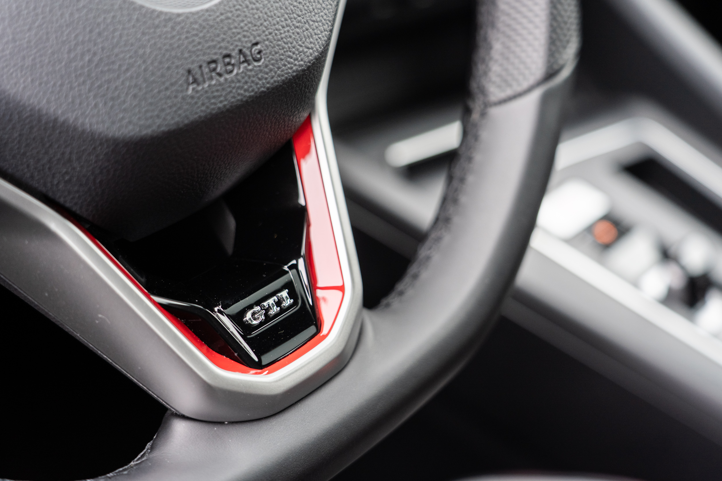 方向盤上的 GTI 銘牌。