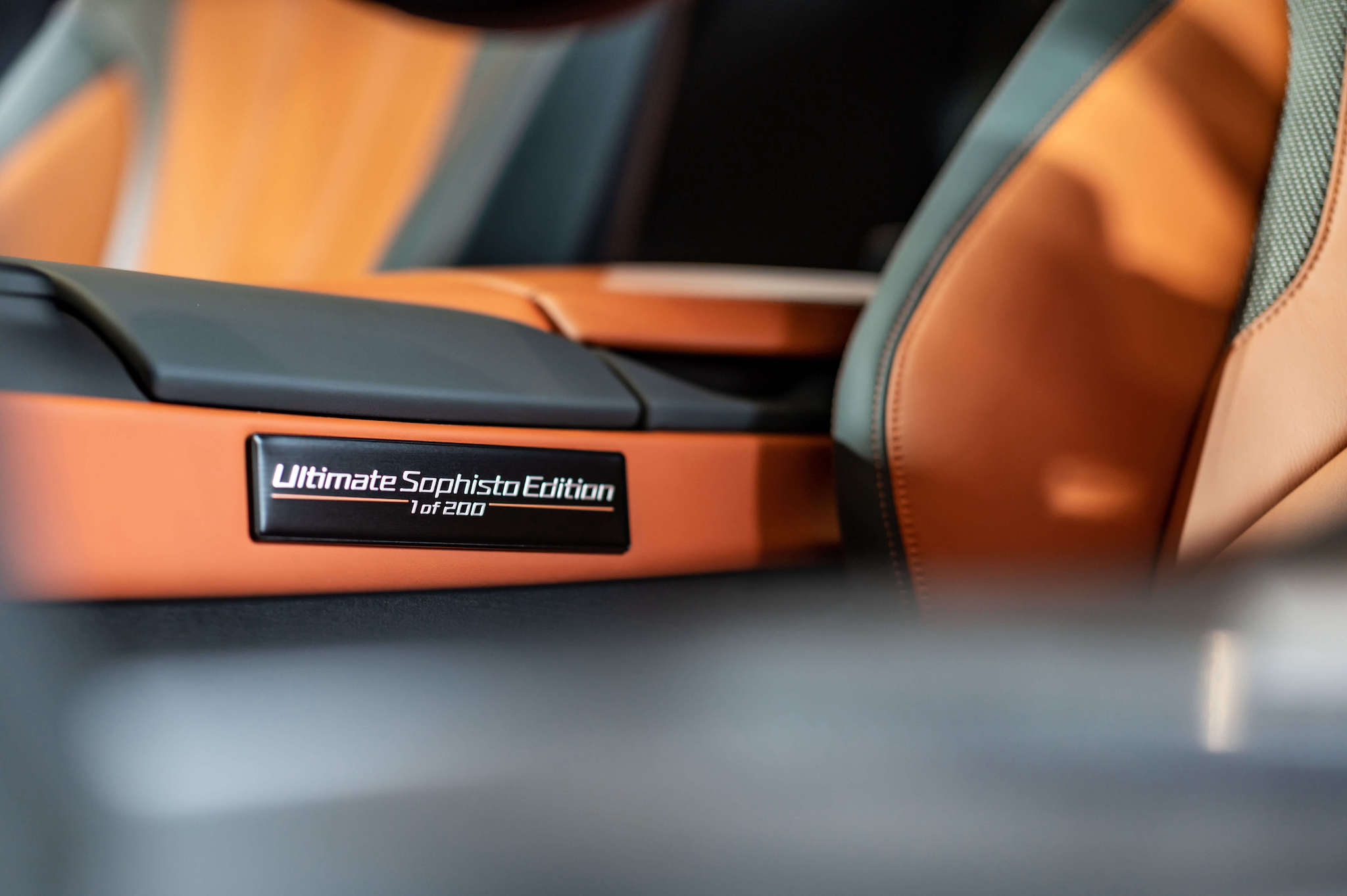全新 BMW i8 Ultimate Sophisto Edition 特仕版專屬銅色天然真皮內裝與「1 of 200 Ultimate Sophisto Edition」字樣的車型銘牌。