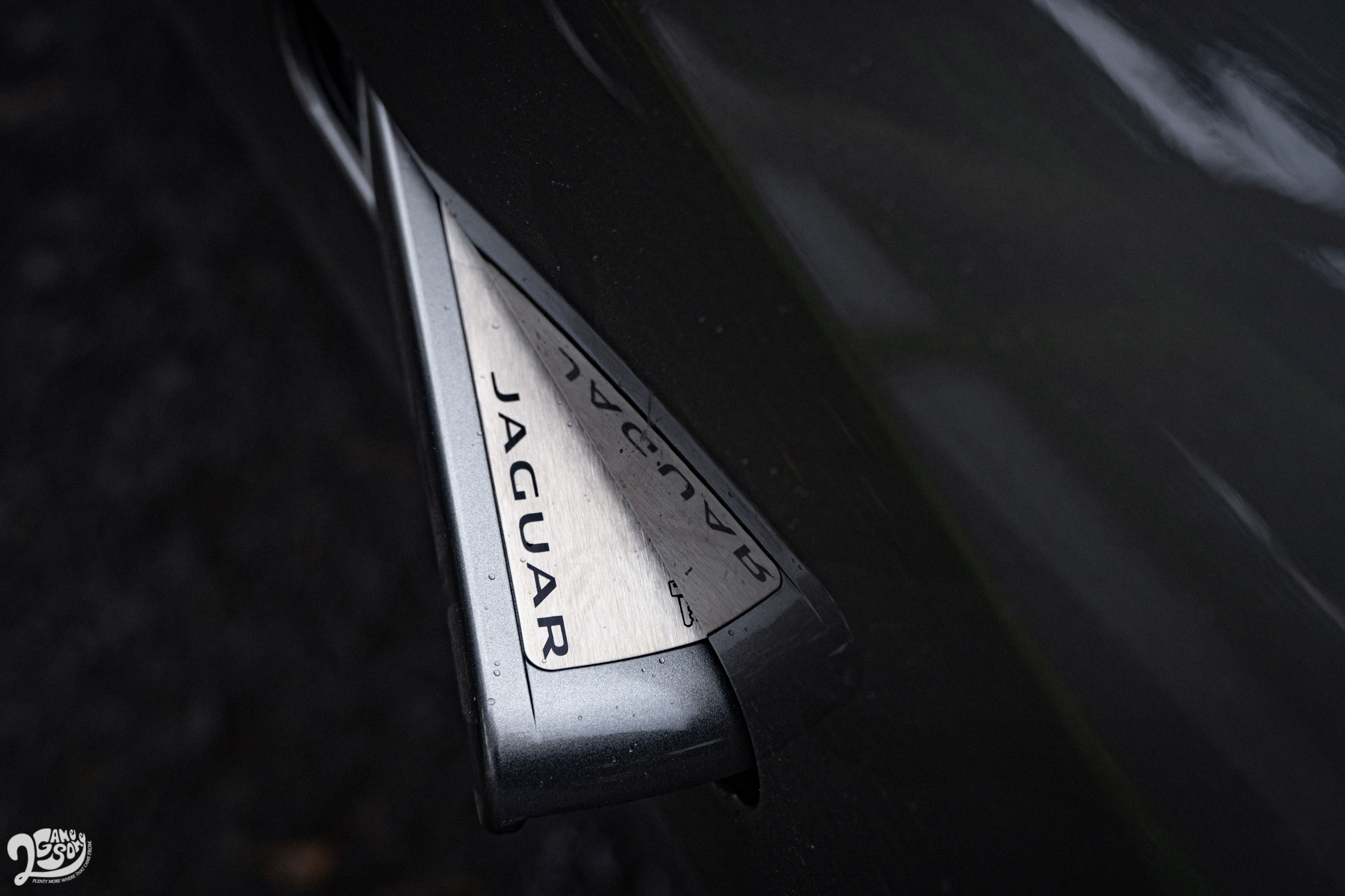 隱藏式的車門把手不僅增加車側的線條流暢性,也於開啟時多了些驚喜。