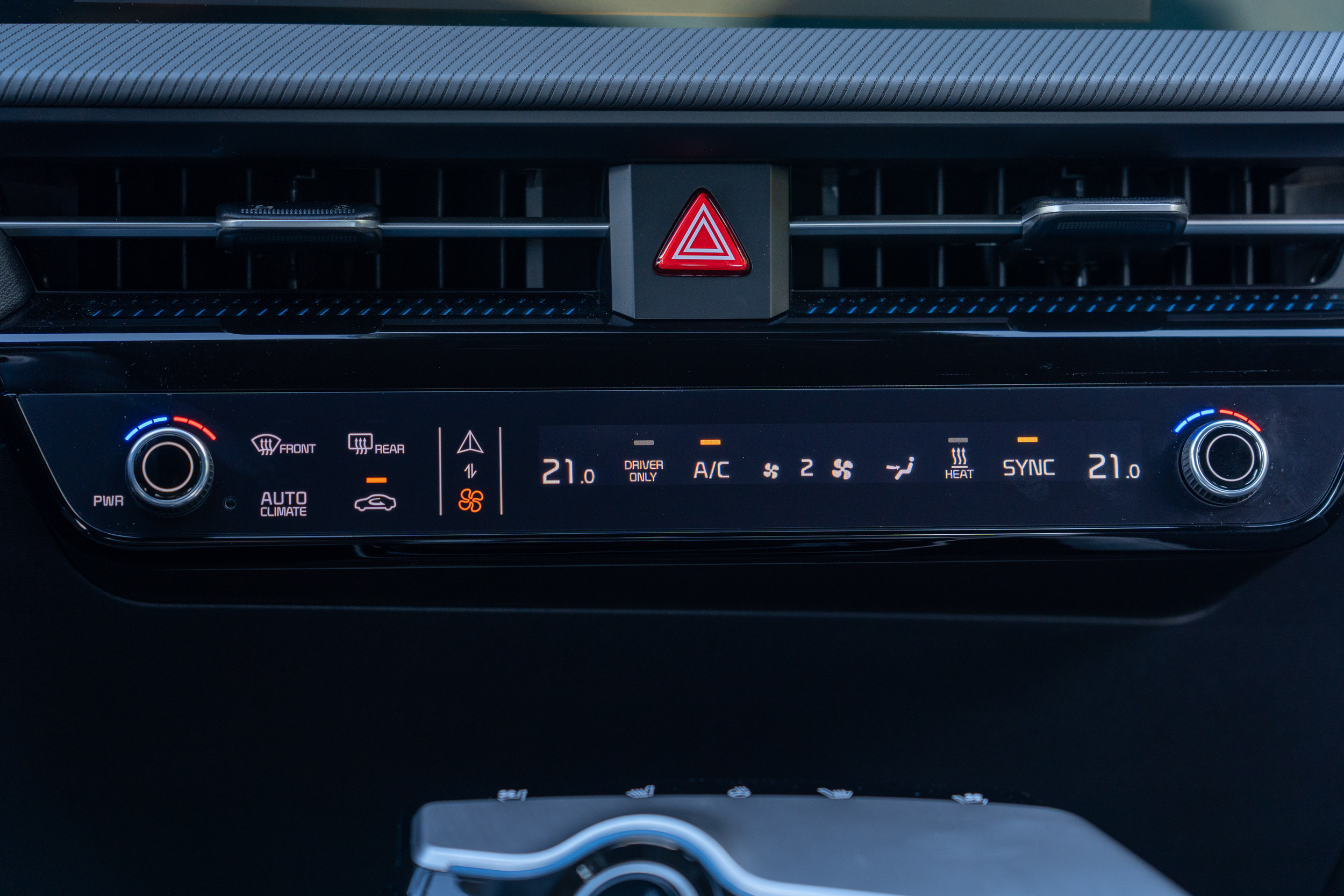 電容式觸控陣列的模式切換,雖然有不俗的使用便利性,但需要一段時間加以適應。