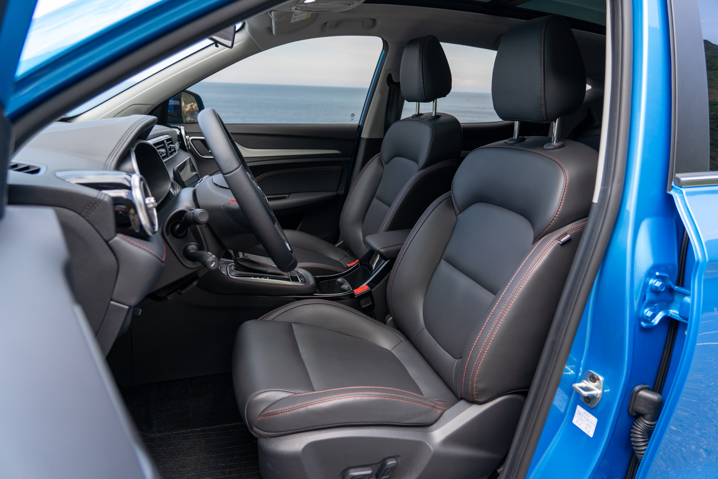 MG ZS配備同級唯一的全景天窗與駕駛座六向電動調整功能。