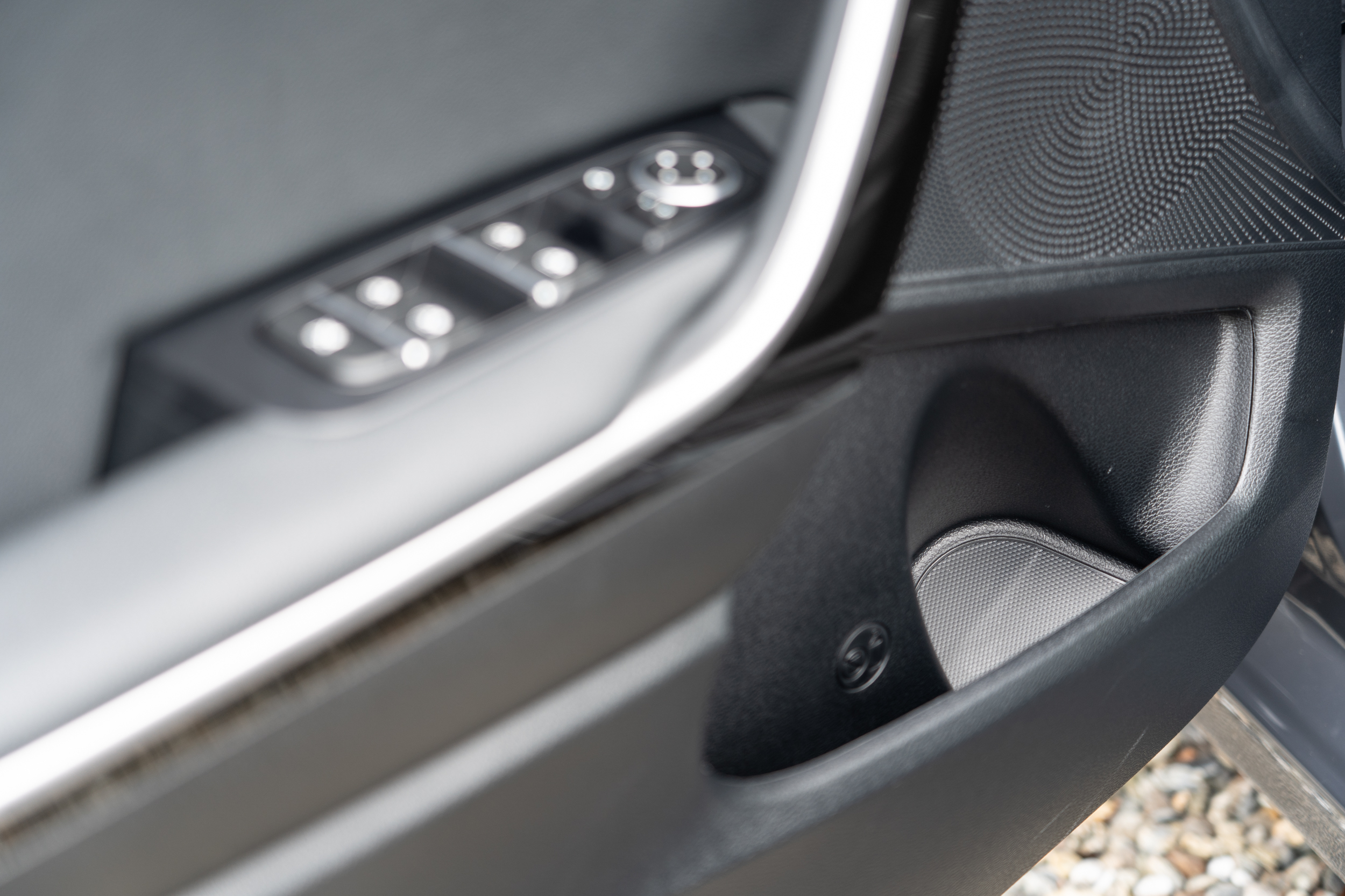 前座門板置物空間。