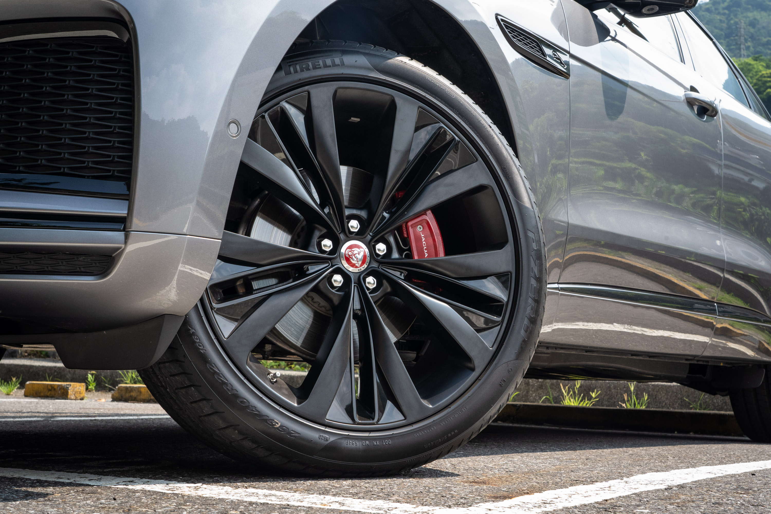 選配要價 107,400 元的 22 吋 15 輻 1020 式亮澤黑搭配緞光黑飾件輪圈。