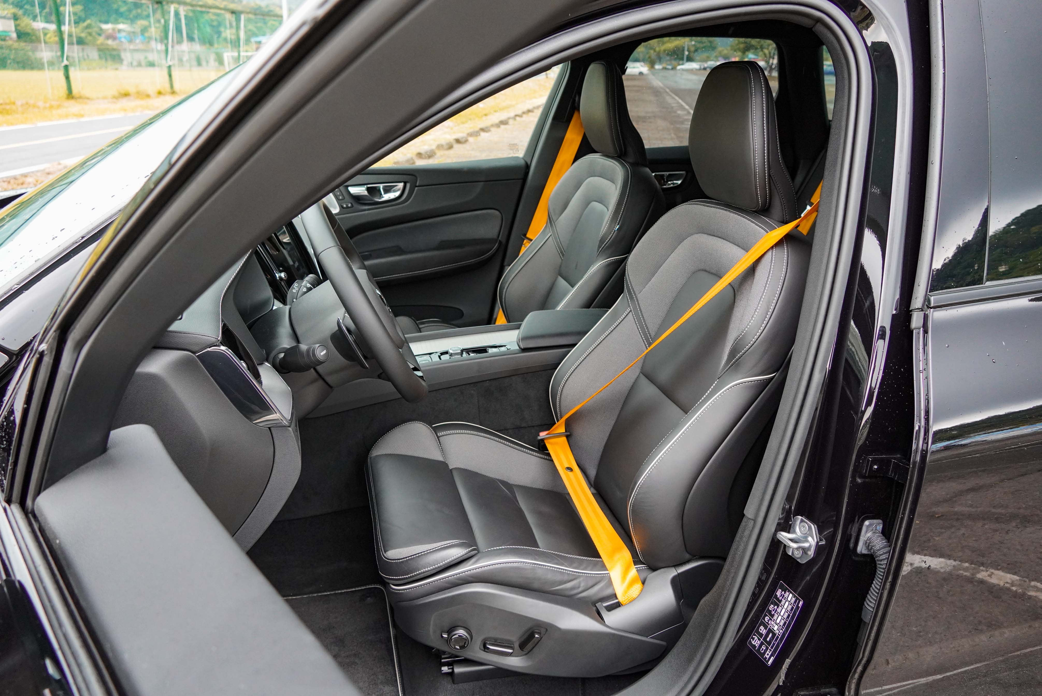  Nappa 透氣真皮跑車座椅搭配運動織布，安全帶為 Polestar 專屬亮黃安全帶。