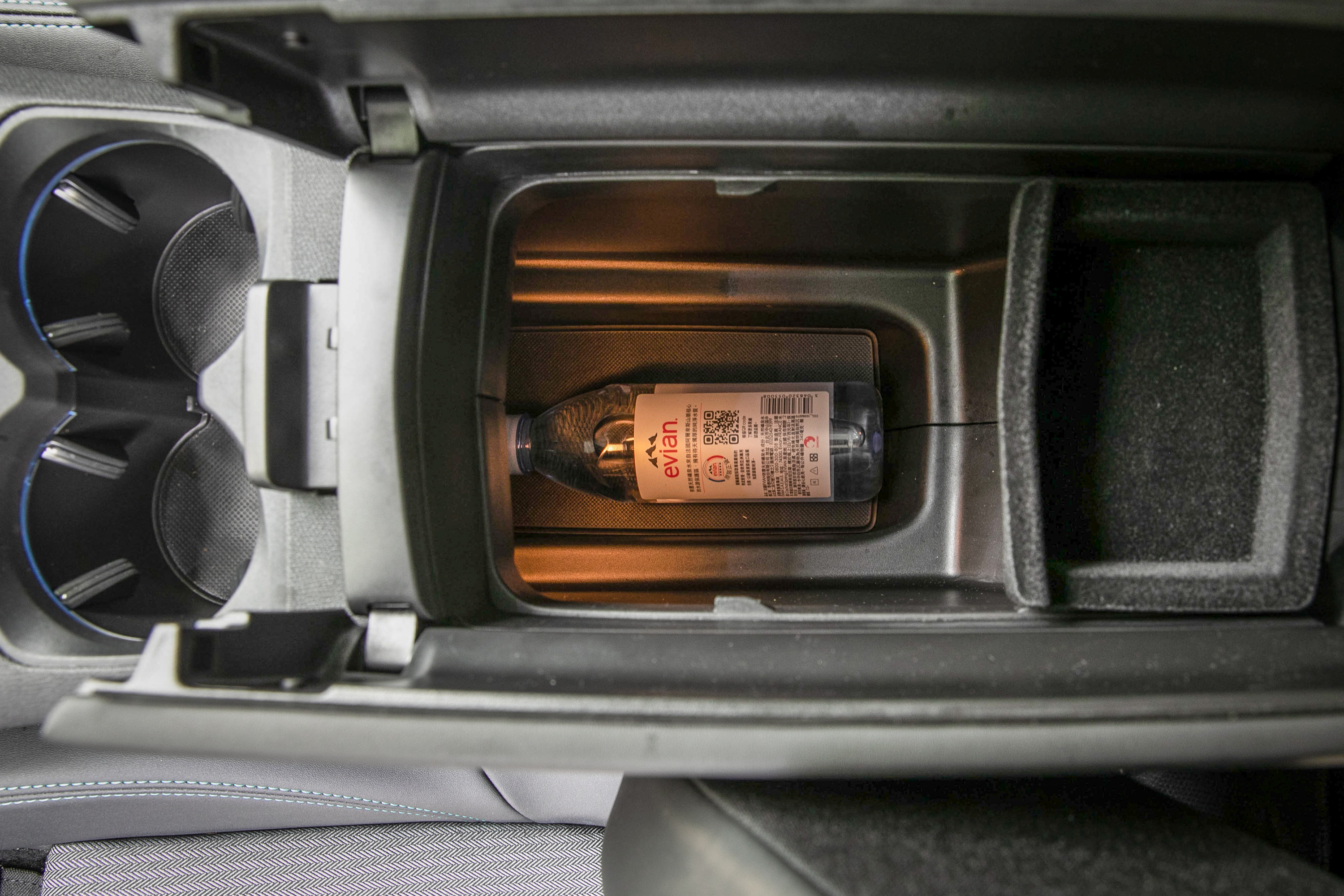 中央扶手下的置物空間不僅深且寬,還具有空調冷風效果。