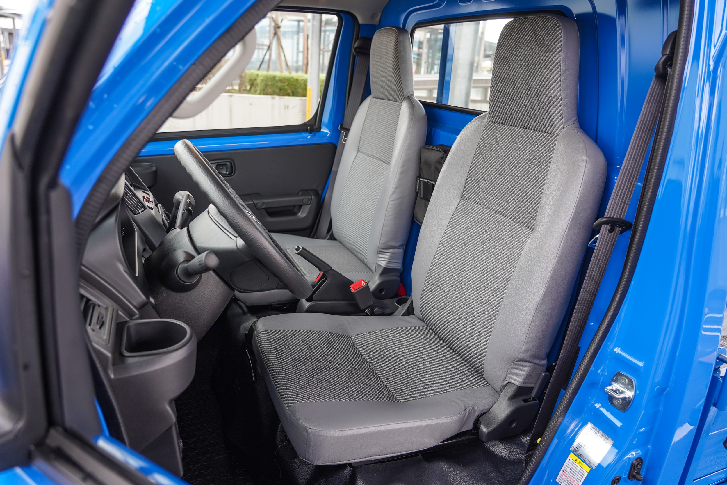 座椅具備前後滑移功能，且一體式的椅背與 Veryca 有所不同。