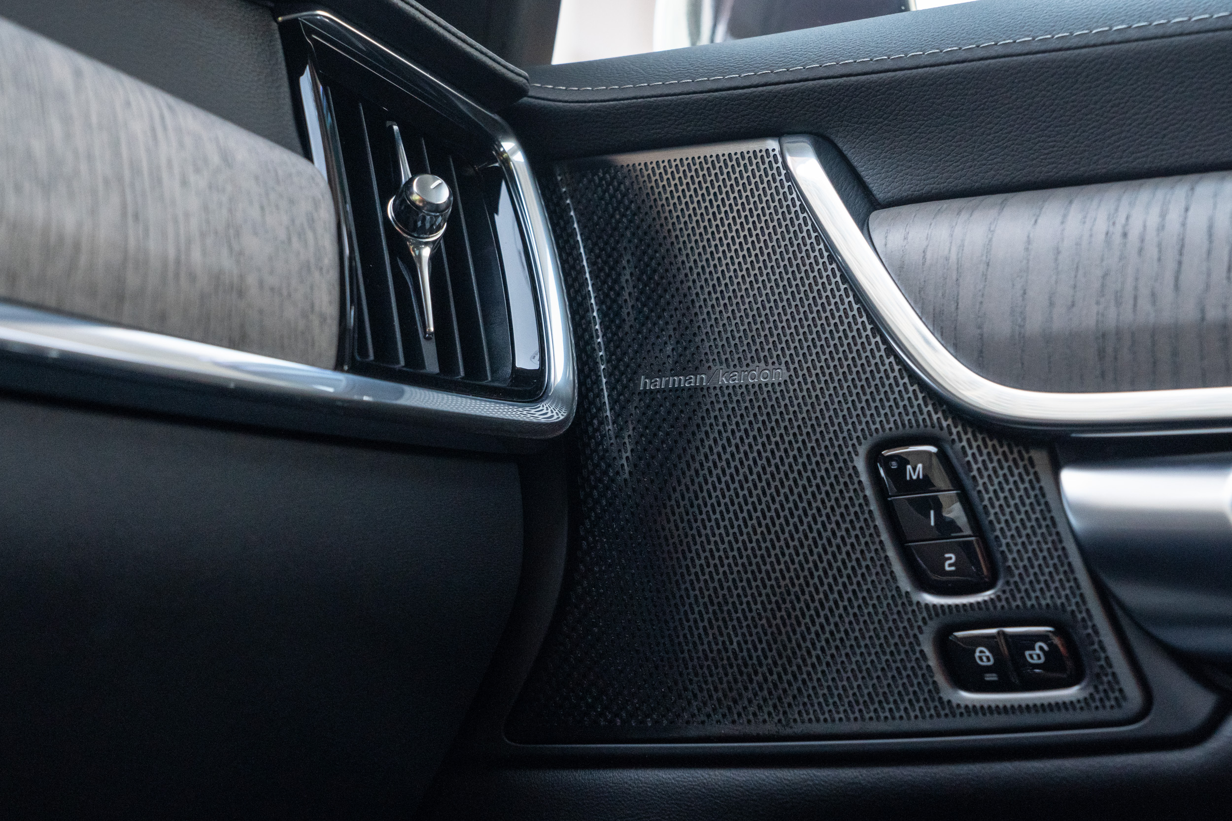S90 B4 Inscription 車型配備有 14 支揚聲器的 Harman Kardon 音響。