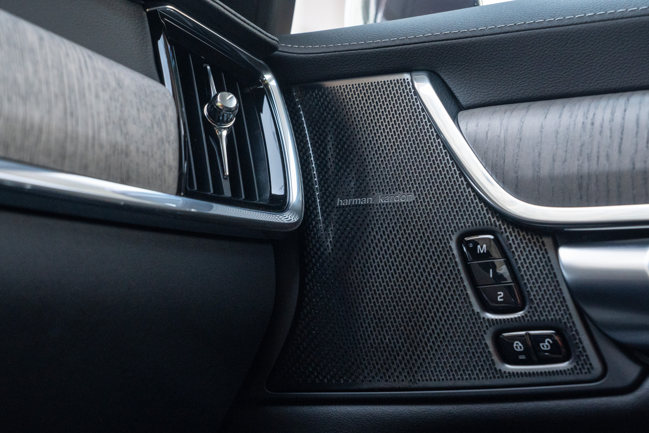 S90 B4 Inscription 車型配備有 14 支揚聲器的 Harman Kardon 音響。