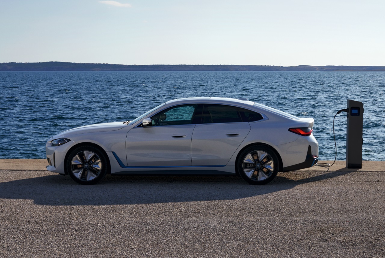 BMW i4 eDrive40 最高續航里程可達 590km ，只要充電 10 分鐘就能補充 164km 的續航里程。
