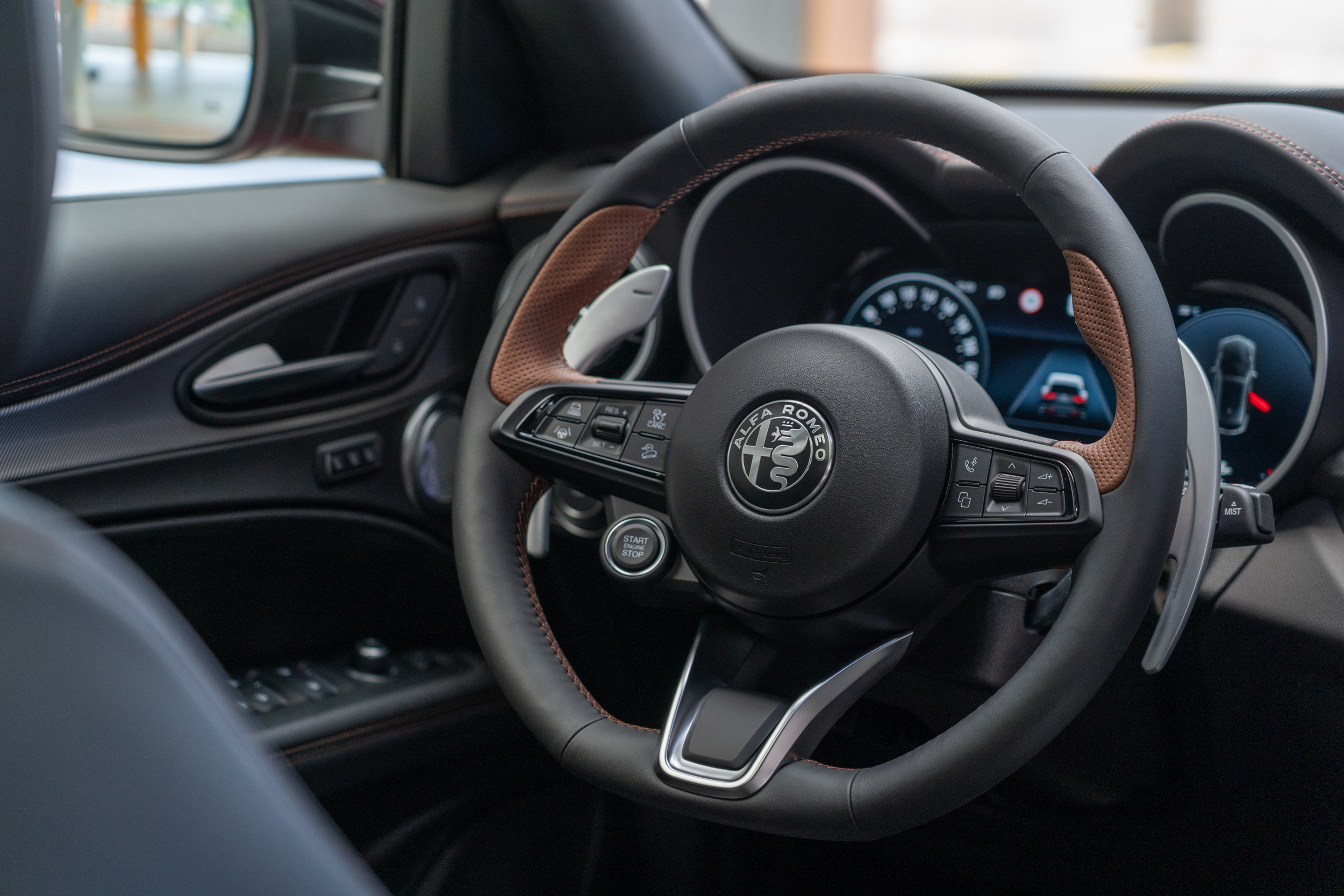 運動化真皮多功能方向盤不僅擁有平底設計，更於三點與九點處採用跳色透氣皮革包覆，更添質感與握感。