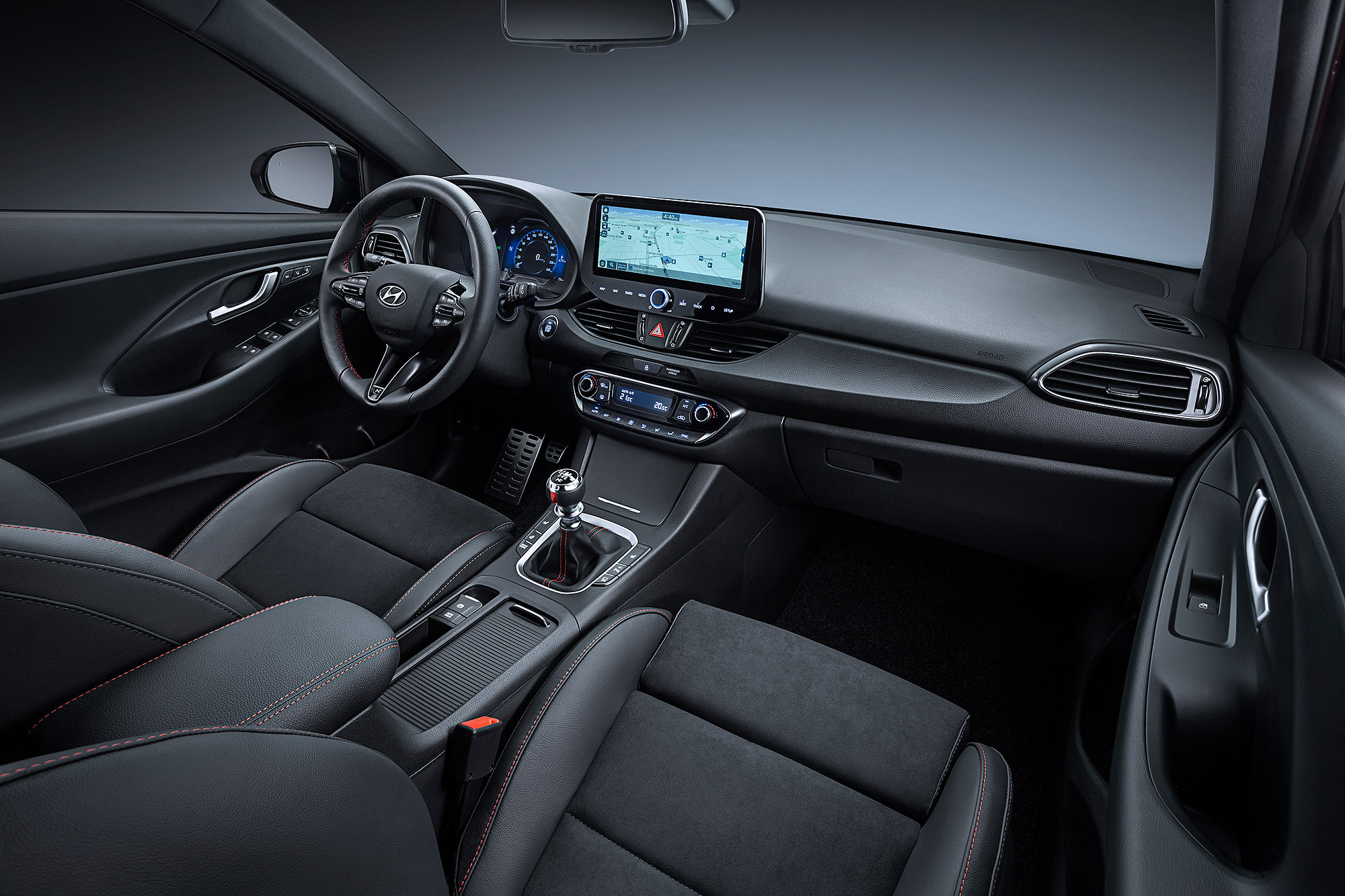車內透過 7 吋數位儀表以及 10.25 吋中控台螢幕營造科技感受。