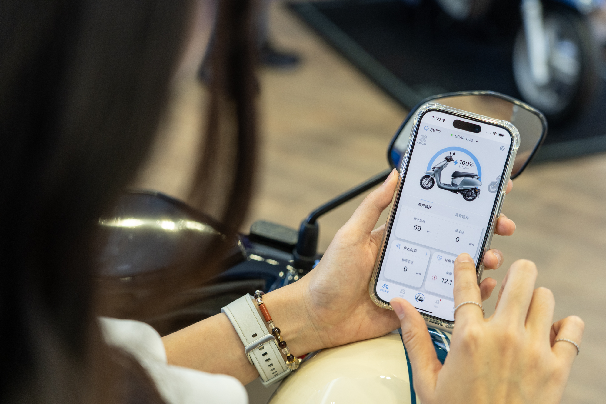 透過智慧手機上的專屬 App 可遠端控制車輛，操控如啟動、尋車、車況診斷等功能。