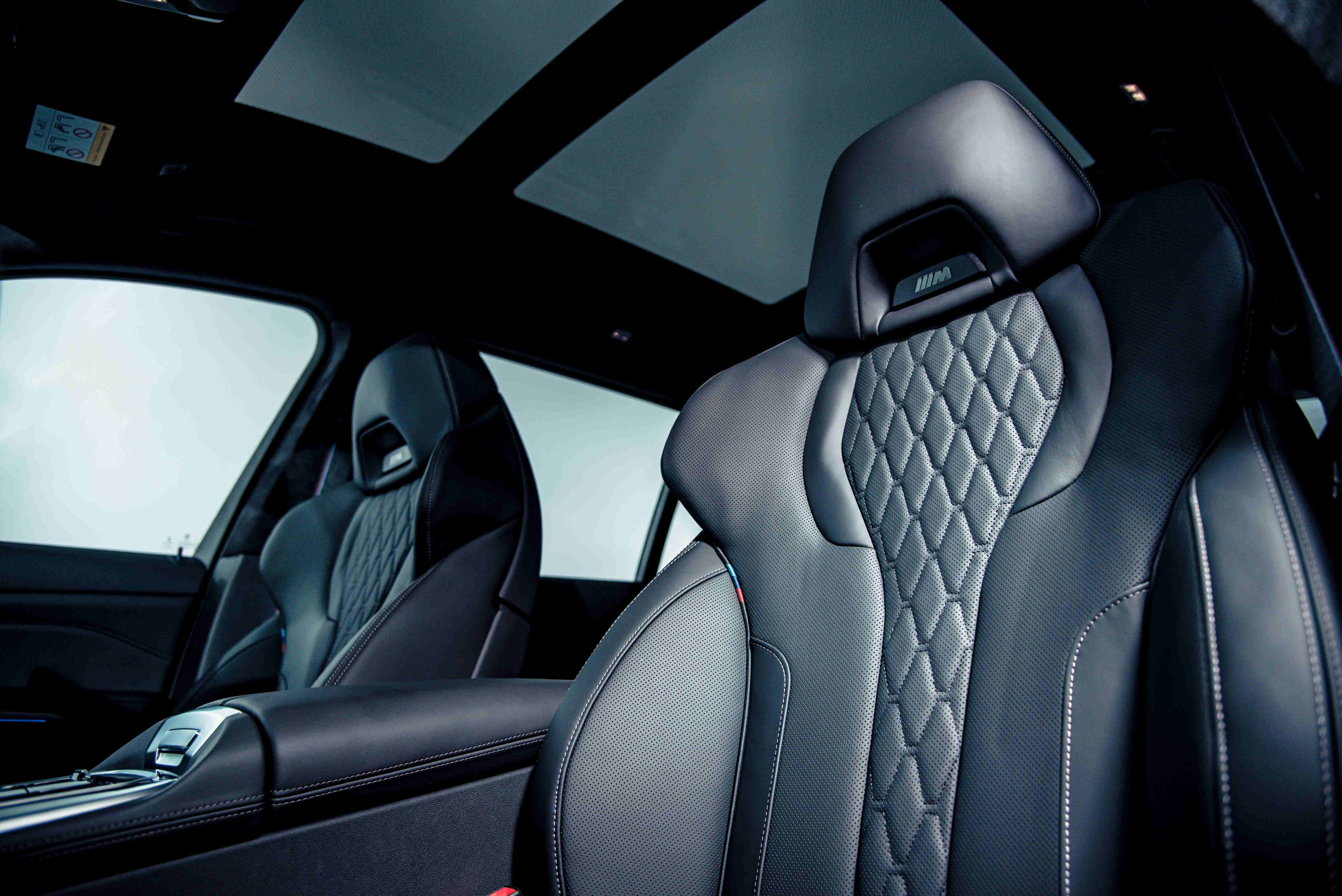 全新 BMW X7 M50i 搭載鑲有黑色 M Logo 的雙前座 M 跑車座椅含記憶功能。