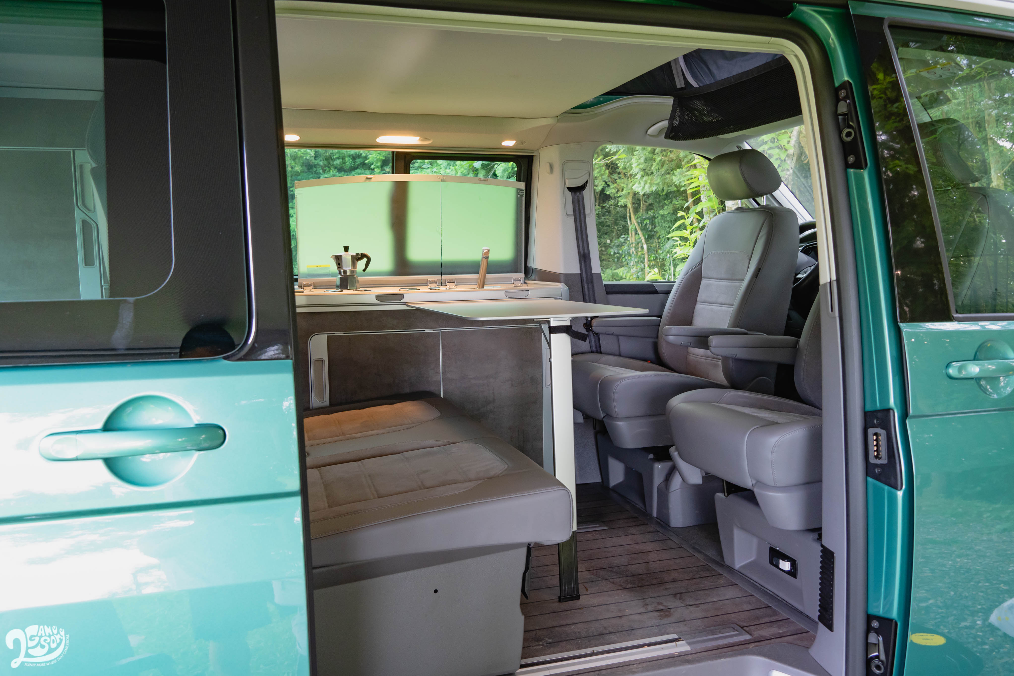 展開流理檯上的桌板後,將兩張前座旋轉 180 度,車內廳迅速呈現。