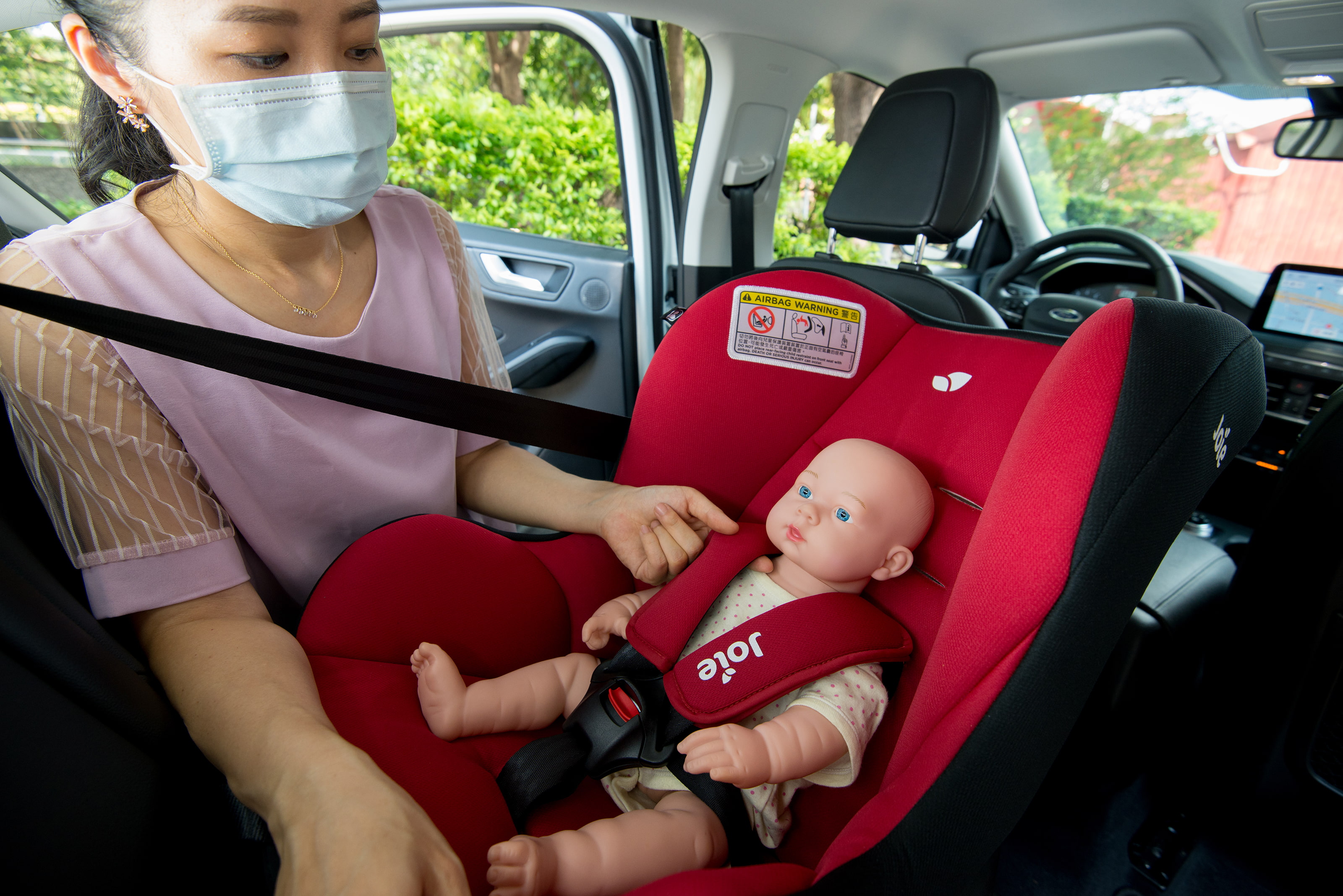 確認安全帶有確實繫緊嬰幼兒並保留一「指」寬的空隙。