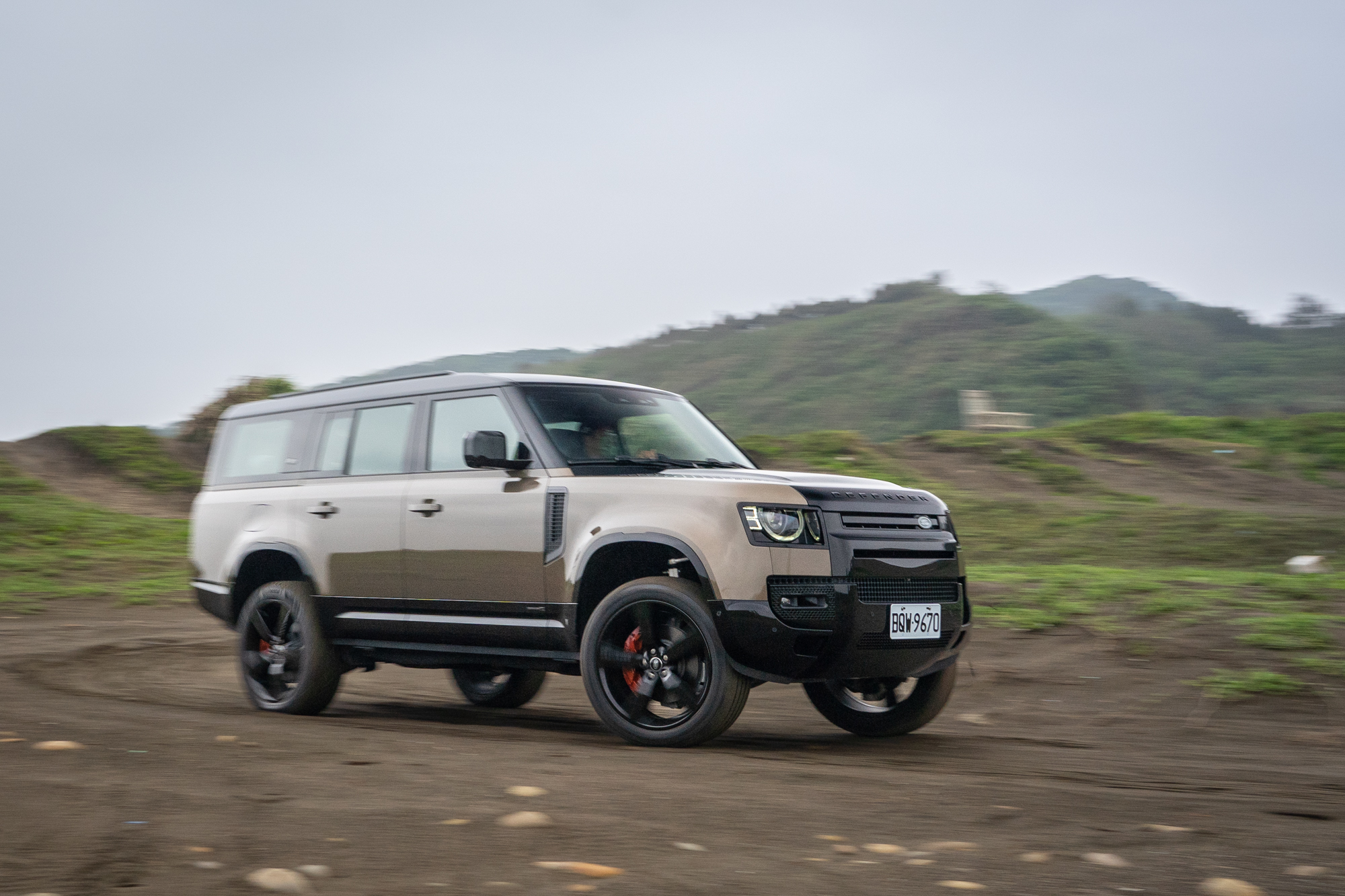 在 Defender 110 車型上需要選配的 ATPC 全地形行進控制系統、可調式地形反應系統、主動動態控制系統、中央差速器以外再額外加上的電子主動式後軸差速器、拖車勾/進階拖曳輔助等配備全數成為 Defender 130 的標配。