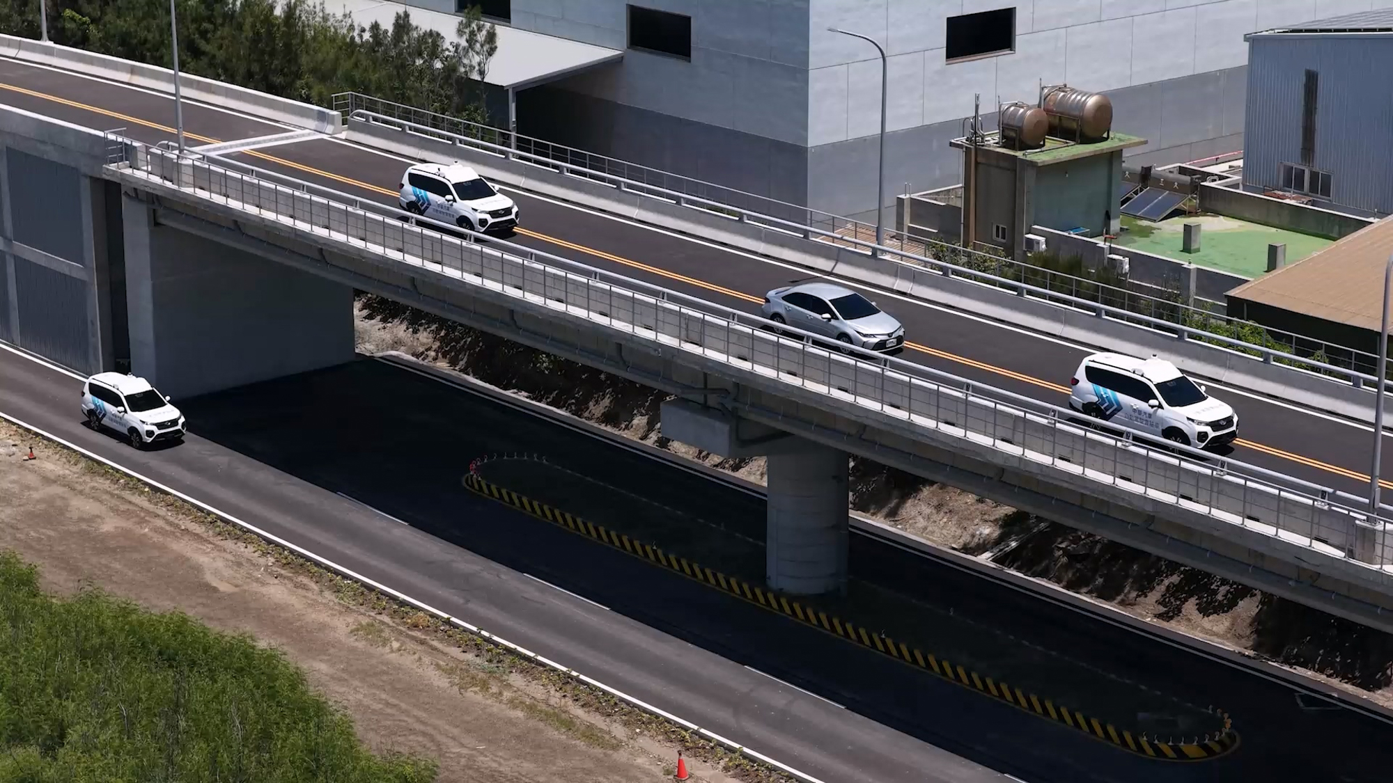 :「自駕車高架道路測試區」可重現匝道匯入、上下坡與橋下遮蔽等道路情境,讓智慧車輛在不同環境下進行感知、定位與決策控制的整合測試。