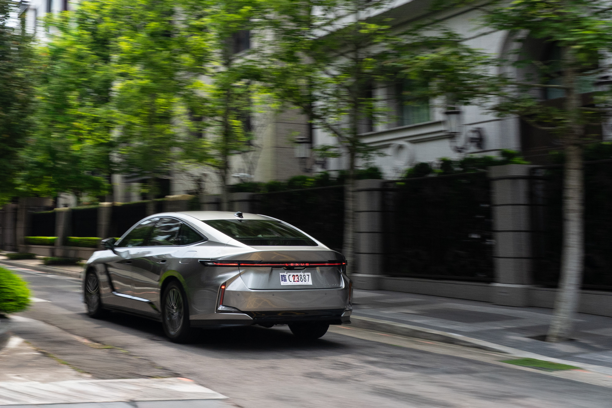Lexus新世代ES升級至LSS+ 4.0智動駕駛輔助系統，由於前方雷達性能的提升，水平視野角度擴大1.15倍、偵測距離提升1.7倍，使得多項系統效能明顯精進。