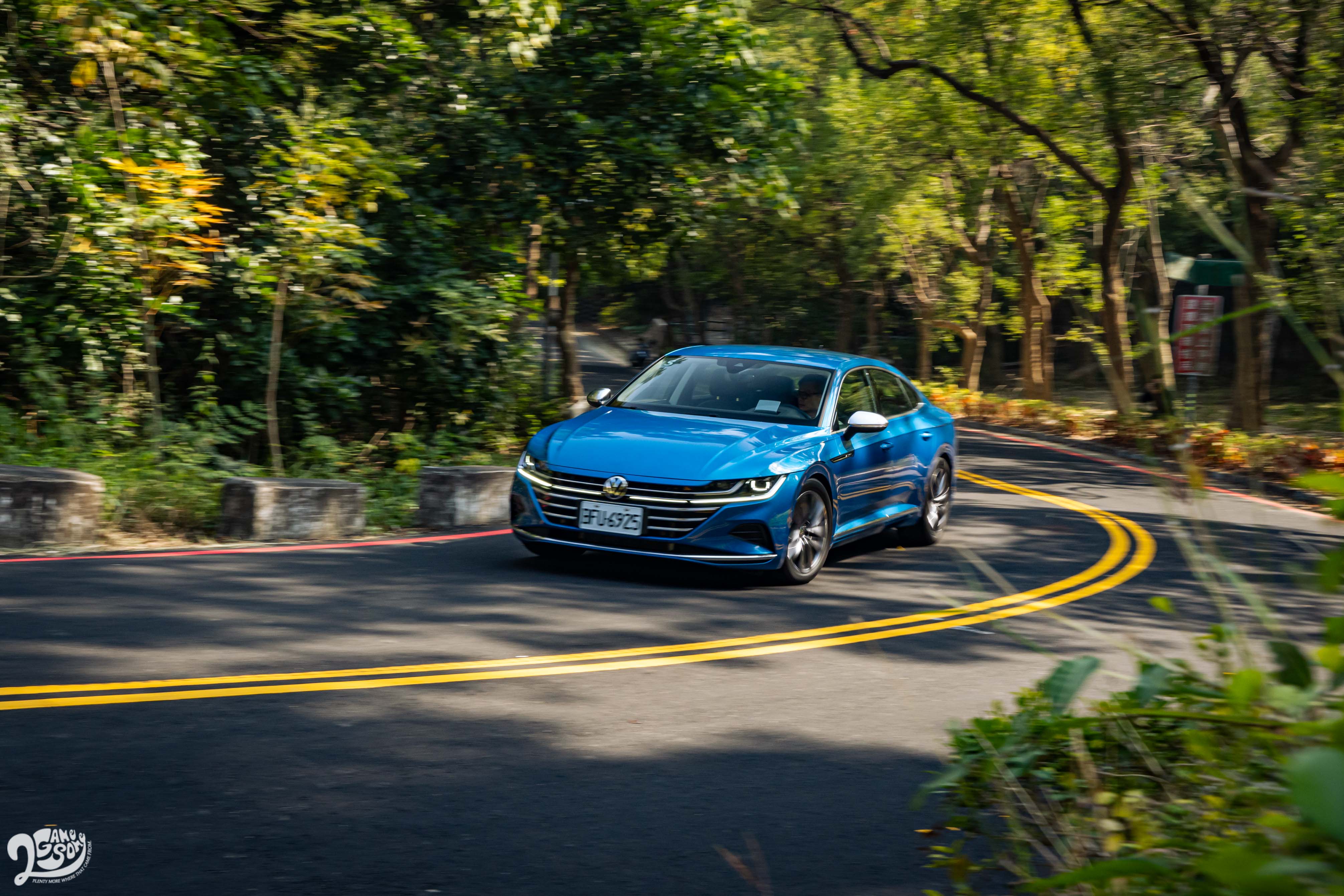 配備動態齒比轉向輔助系統,面對大幅度彎道轉向更顯精準俐落。