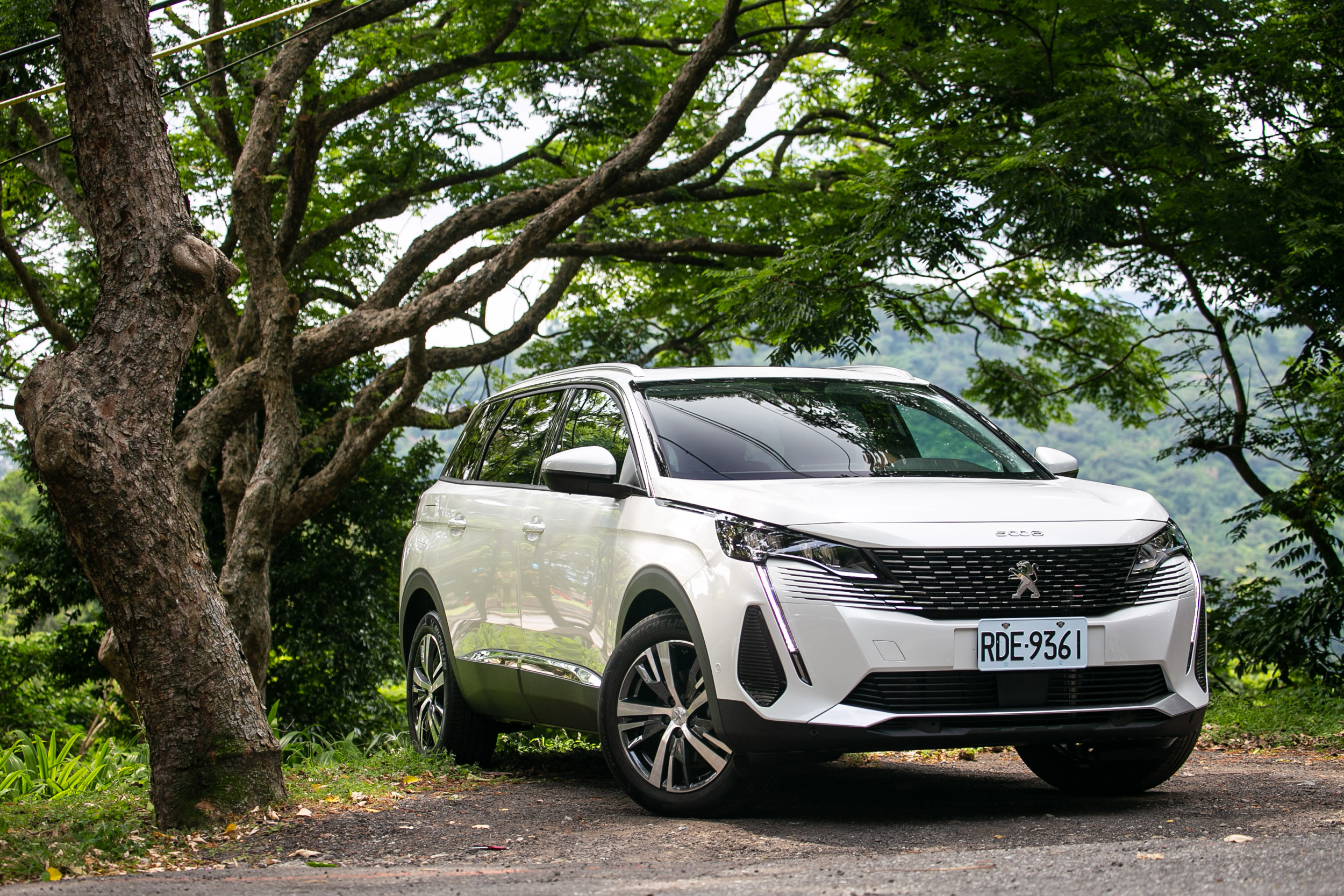 試駕車款為 Peugeot 5008 1.5L BlueTEC Allure 車型,售價為新台幣 154.9 萬元。