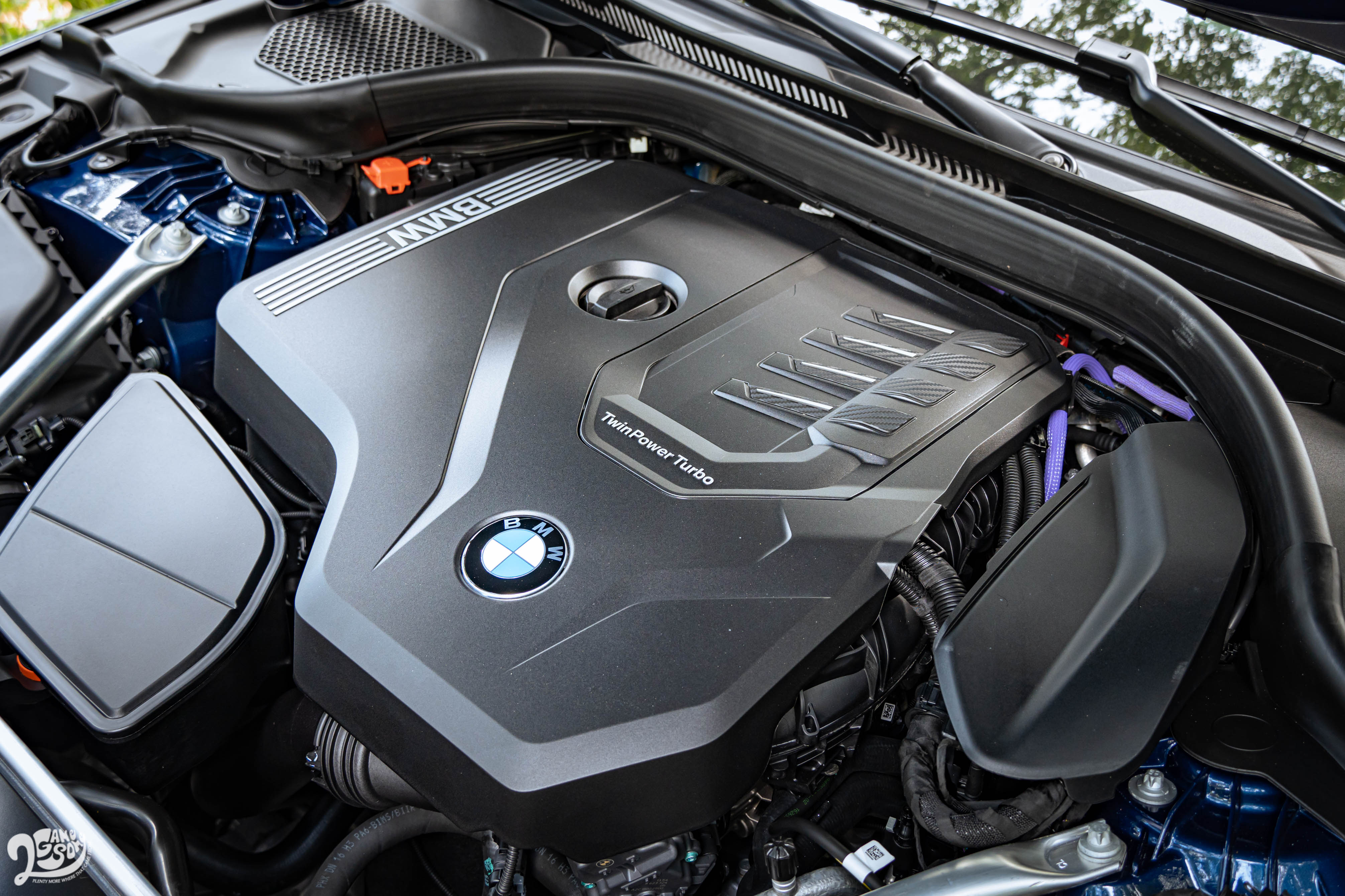 TwinPower Turbo 直列四缸引擎有 252 hp/350 Nm 的出力，48V 輕油電系統在全油門加速時還可額外提供 11 匹馬力。