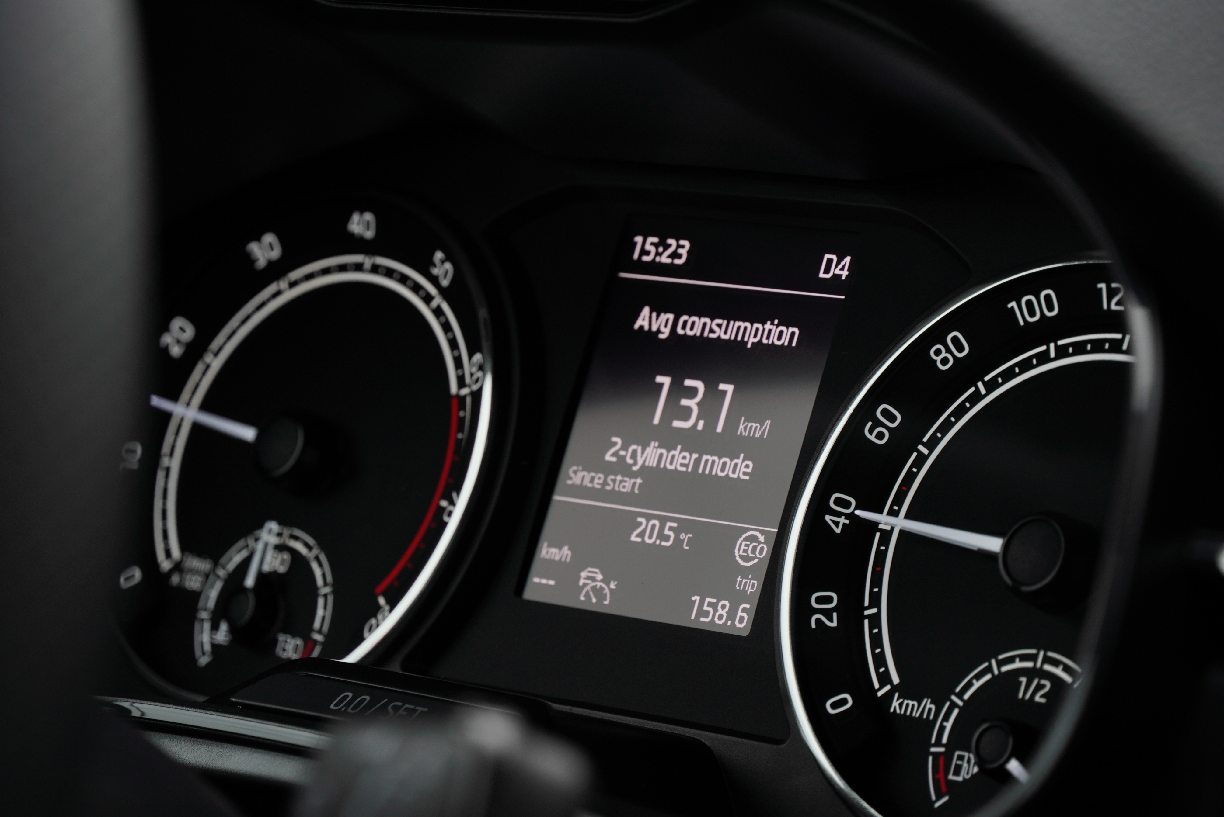 ACT 汽缸歇止系統啟動時，儀表中央資訊幕會顯示「2-cylinder mode」。