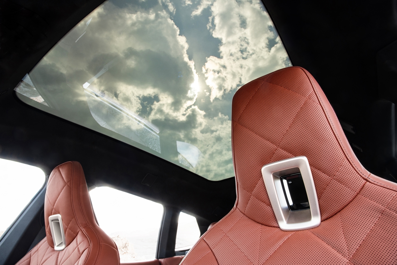 全新電控調節採光全景式玻璃車頂，適時調節車室空間採光。