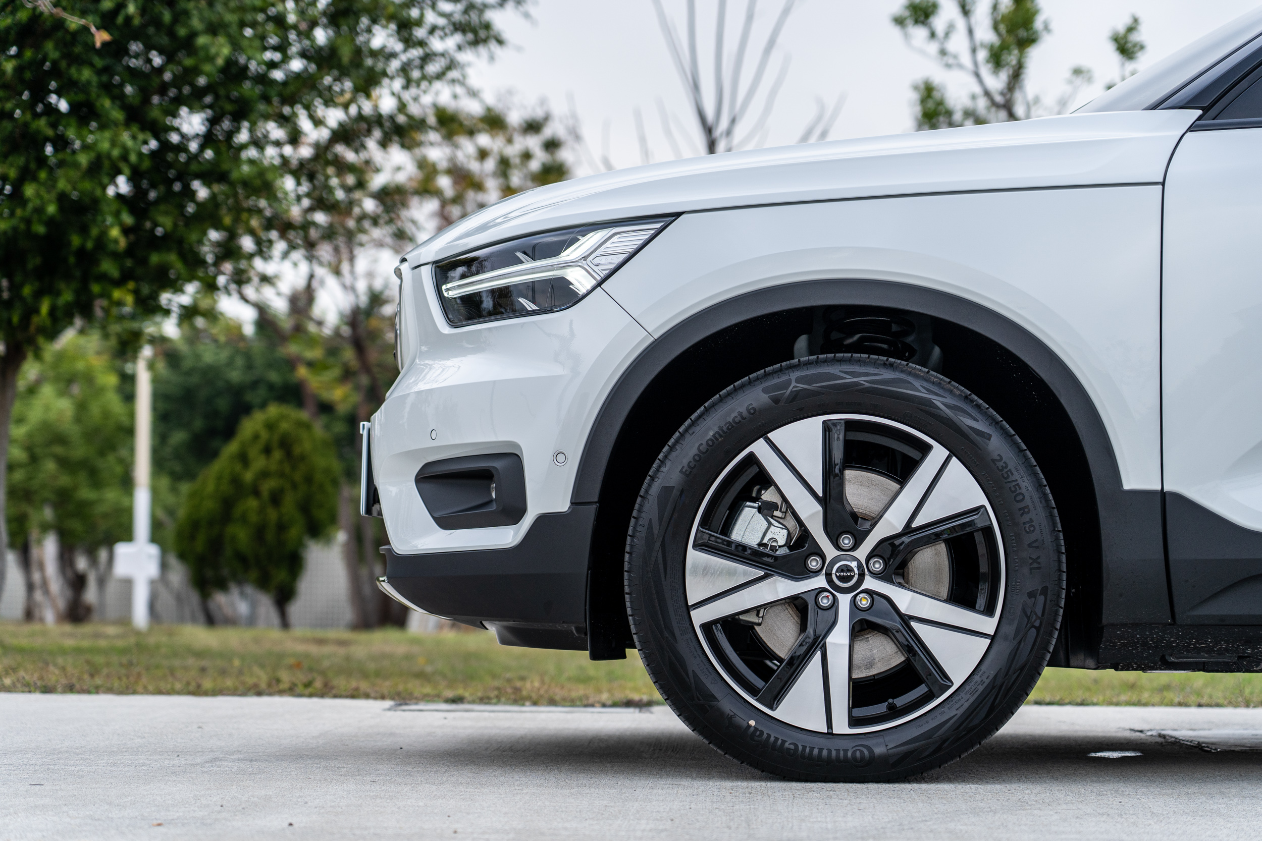 XC40 Recharge 除了採用 19 吋鋁合金輪圈,所使用的輪胎也採用前後配,這放眼同級對手來說相當罕見。