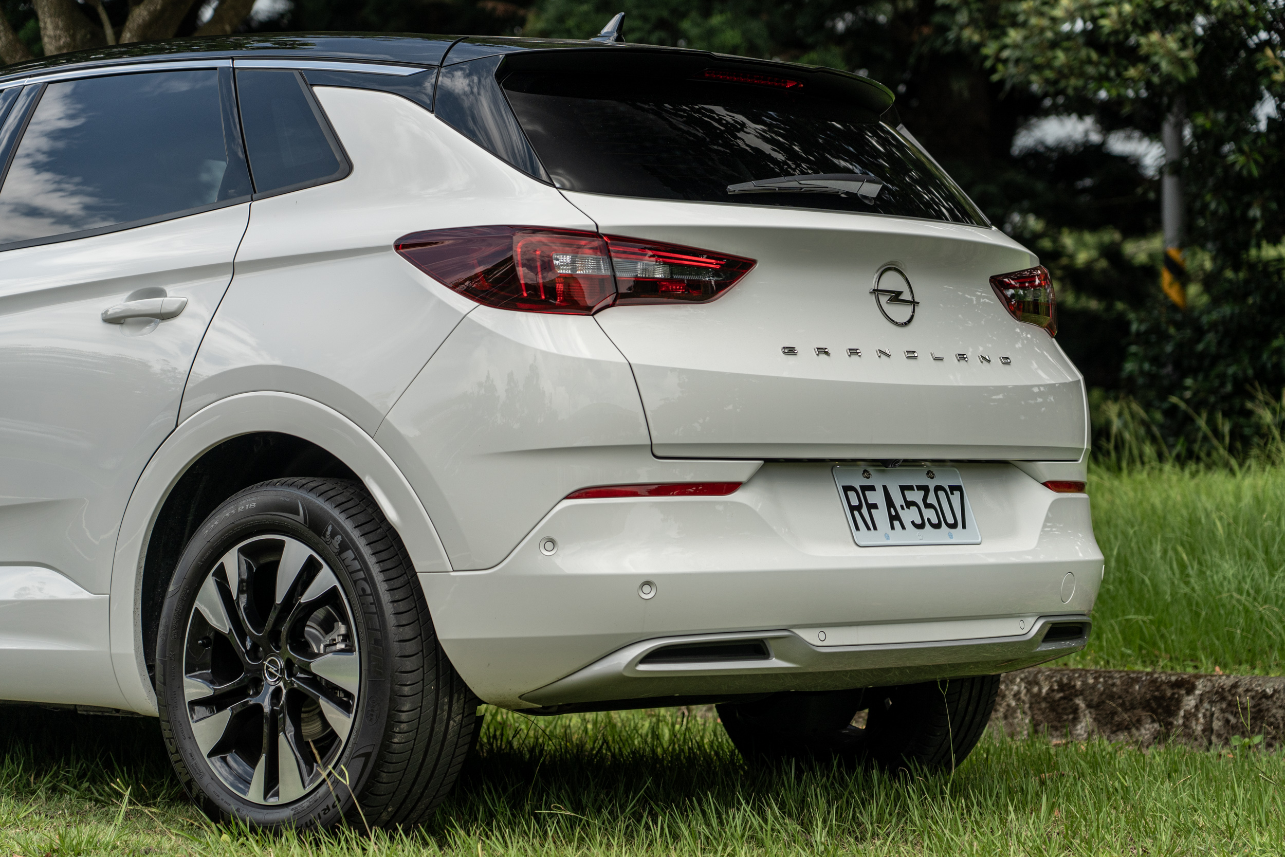 C 柱後的設計看似與現今主流的手法無異,但車頂的 2 tone 配色卻堆疊出頗特別的視覺氛圍。