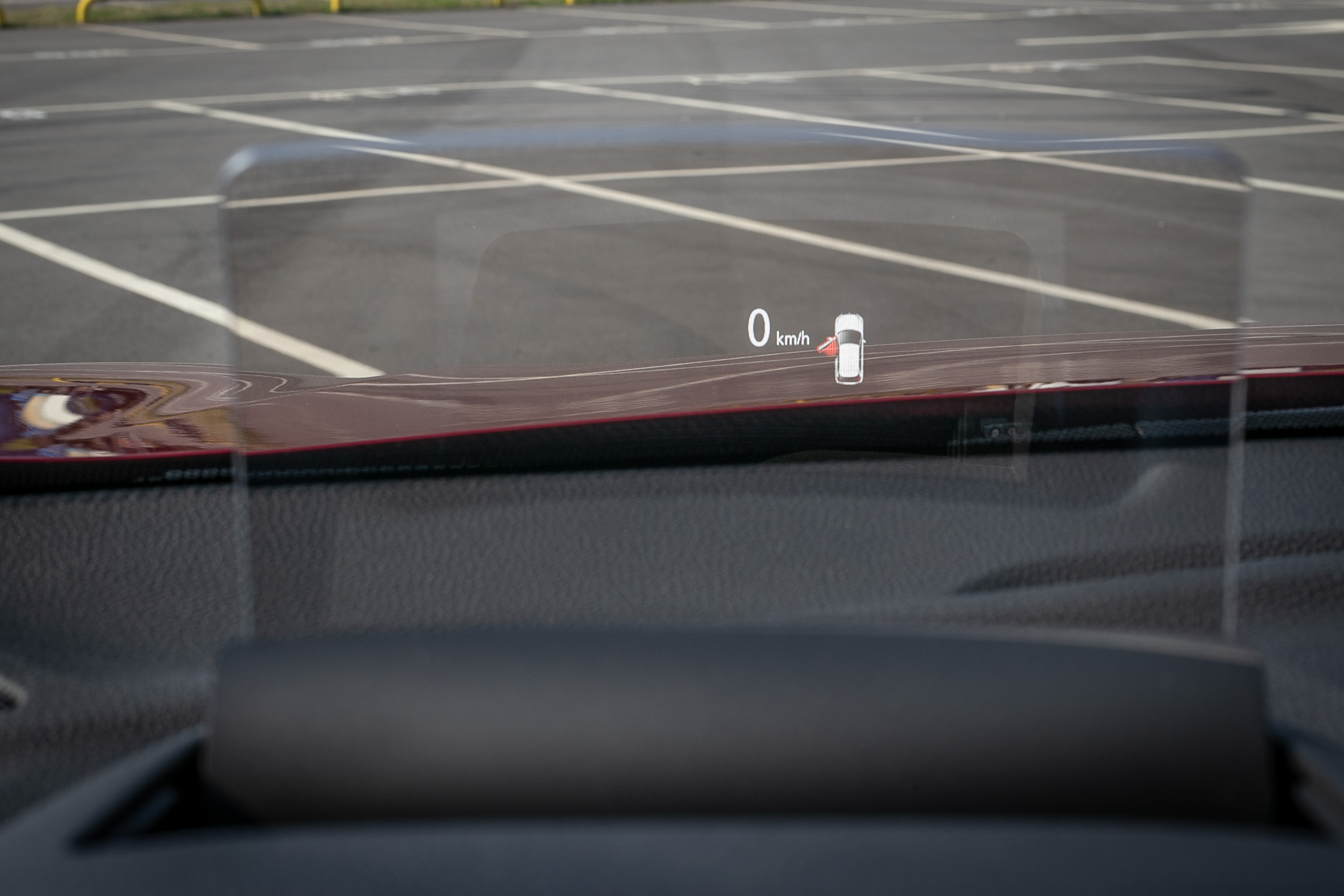 全彩液晶抬頭顯示器也為  Eclipse Cross 車系標配。