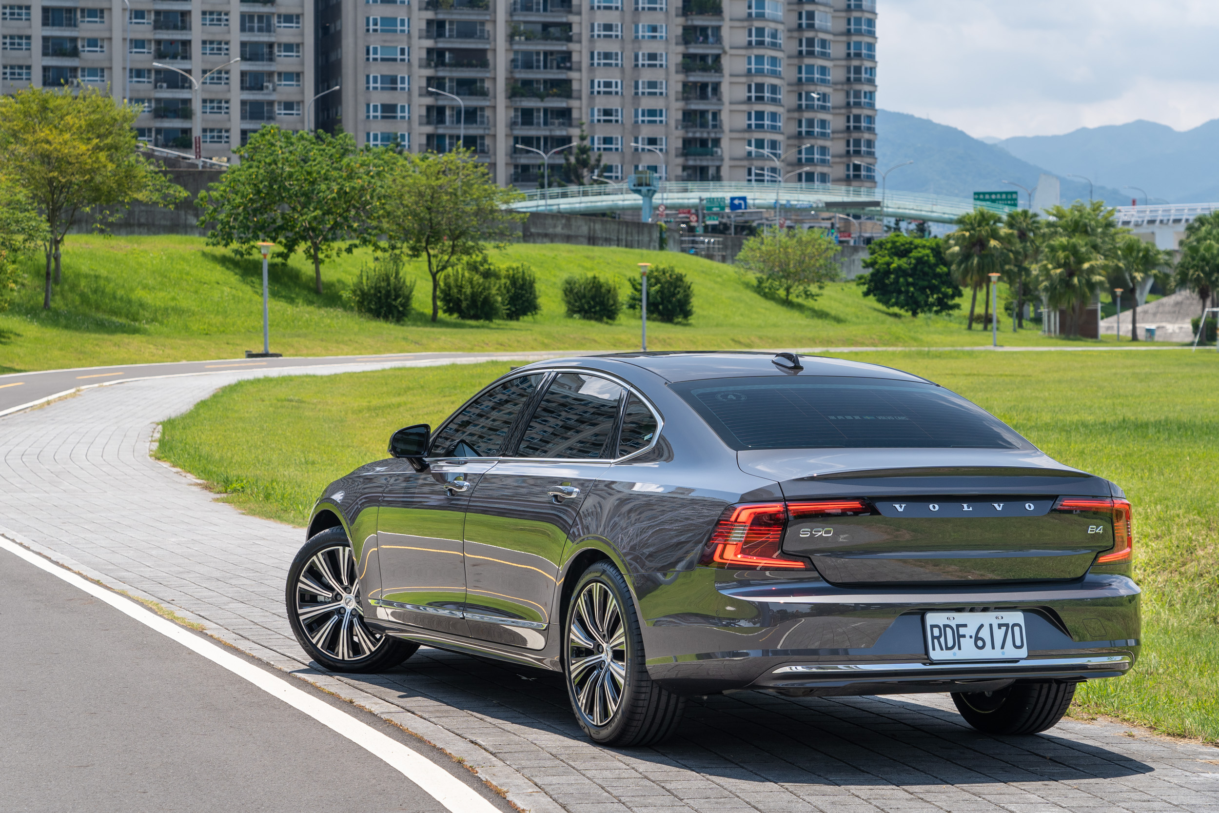 小改款 S90 除了外觀的小針美容以外,導入長軸車型與換上全新輕油電動力也是兩大重點。