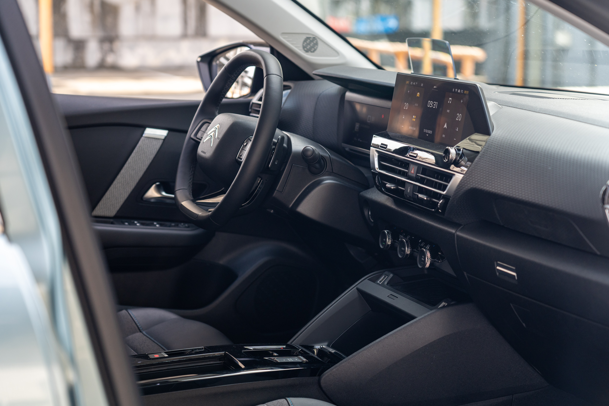 採對稱式堆疊而成的中控佈局,呈現簡約、俐落的氛圍。