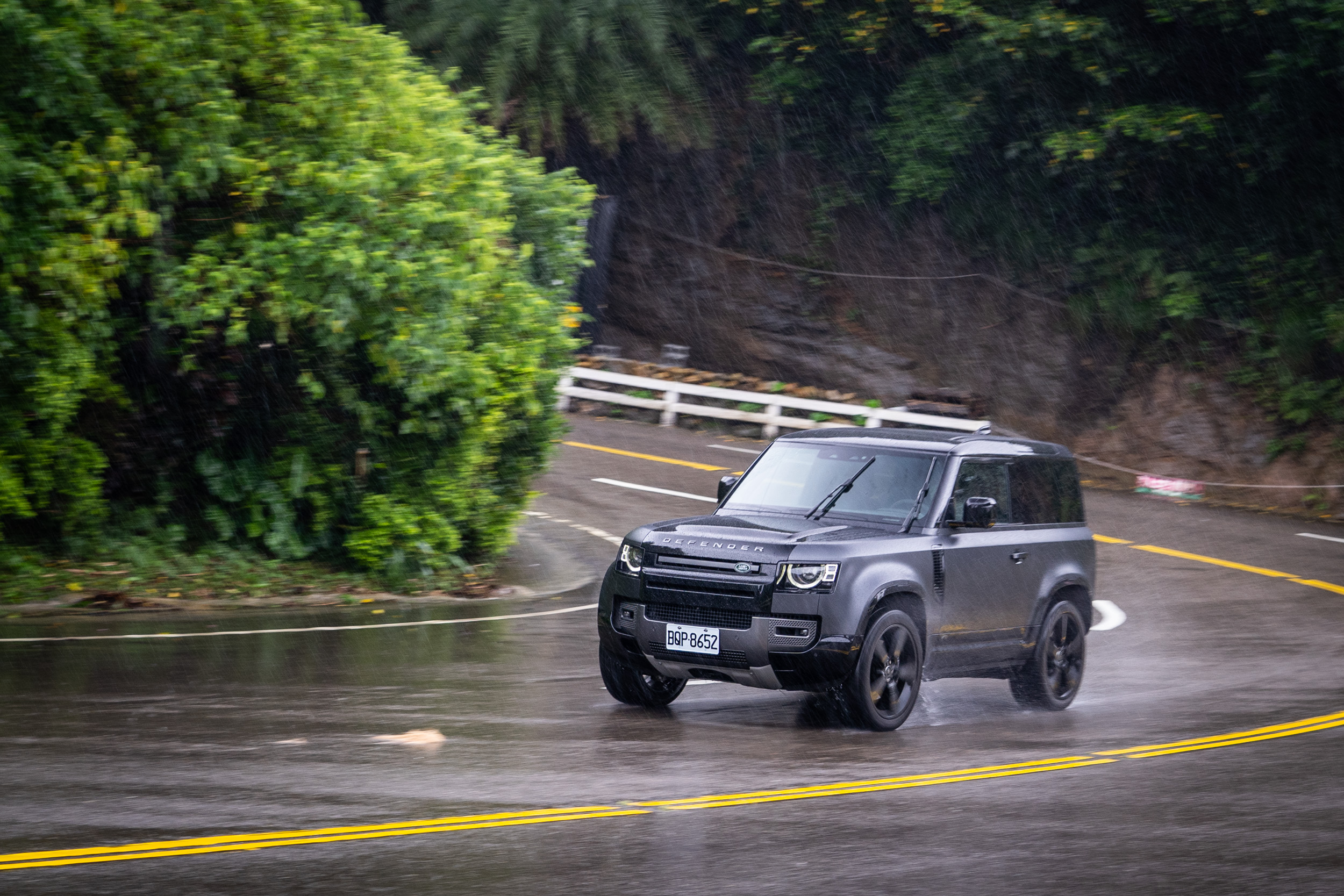 電子氣壓懸吊系統與 Adaptive Dynamics 主動動態系統透過每秒高達 500 次駕駛動作分析,盡可能維持車身平穩,但考量越野身份,彎中側傾仍屬明顯。