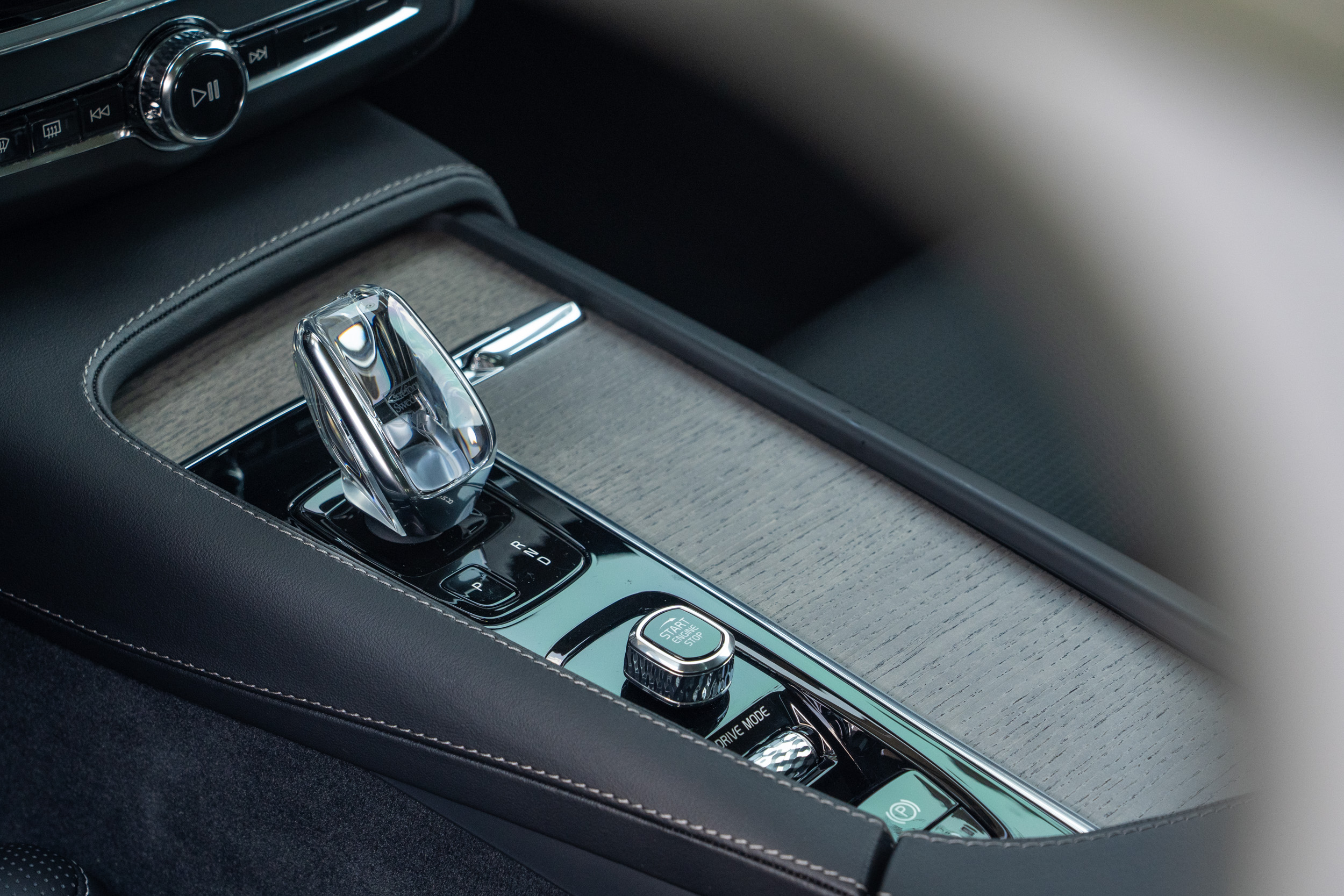 S90 B4 Inscription 車型增加 Orrefors 水晶排檔頭配備。