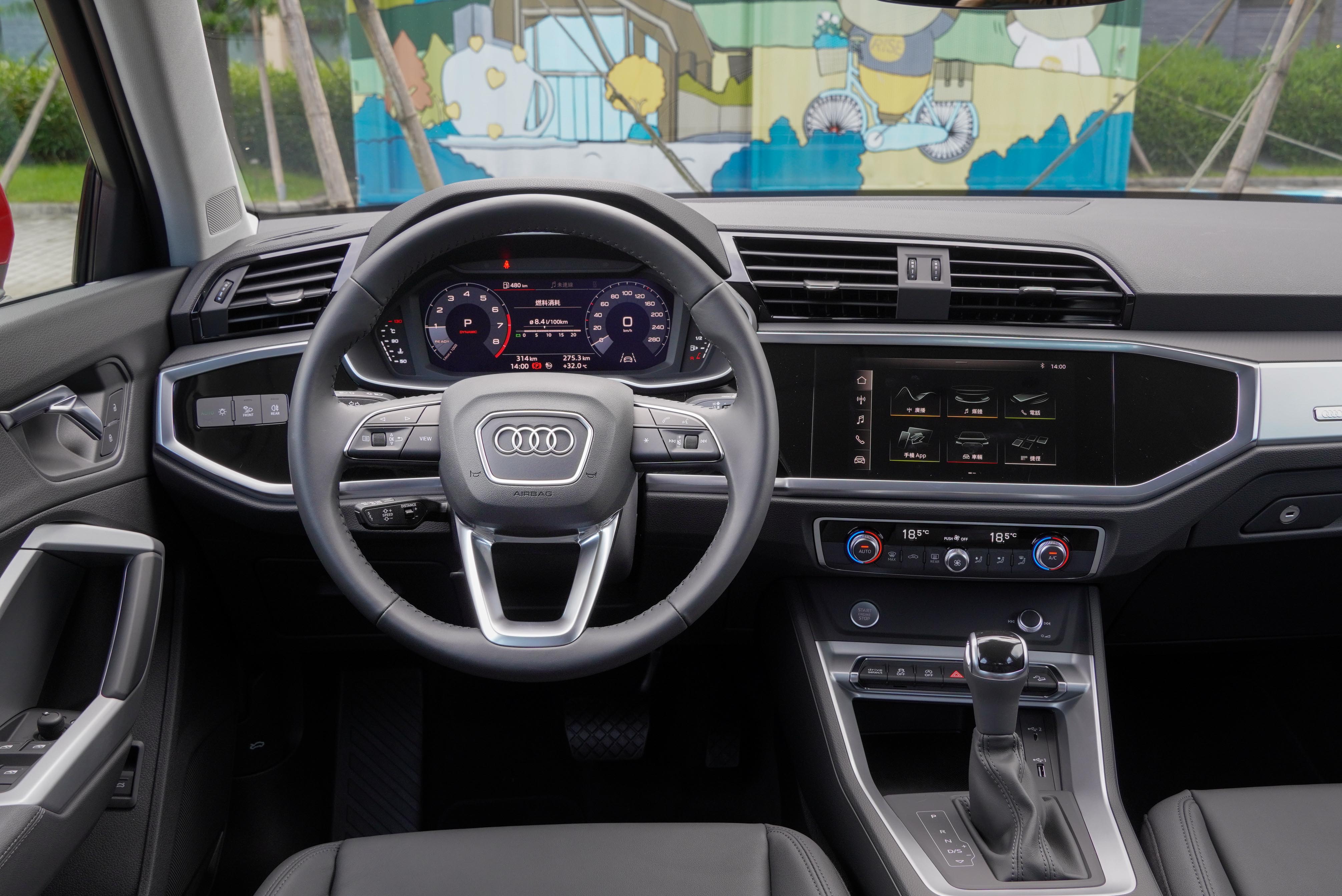 新一代 Audi Q3、Q3 Sportback 全面採用最新 Audi MMI 數位化車艙設計。