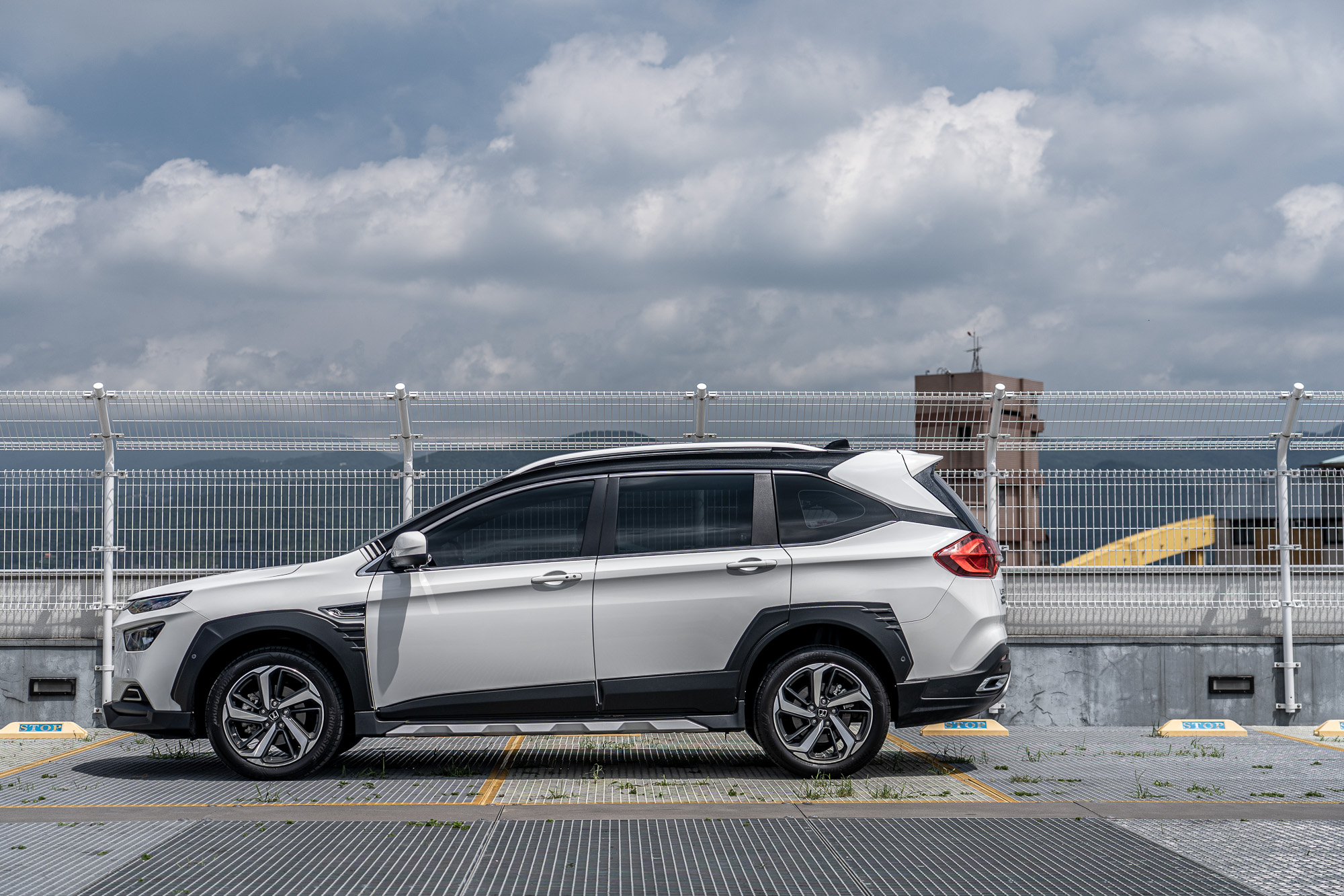 本次所試駕的 URX,為定位最入門的 5 人 WildFun 野 Fun 版,建議售價 92.8 萬元起。