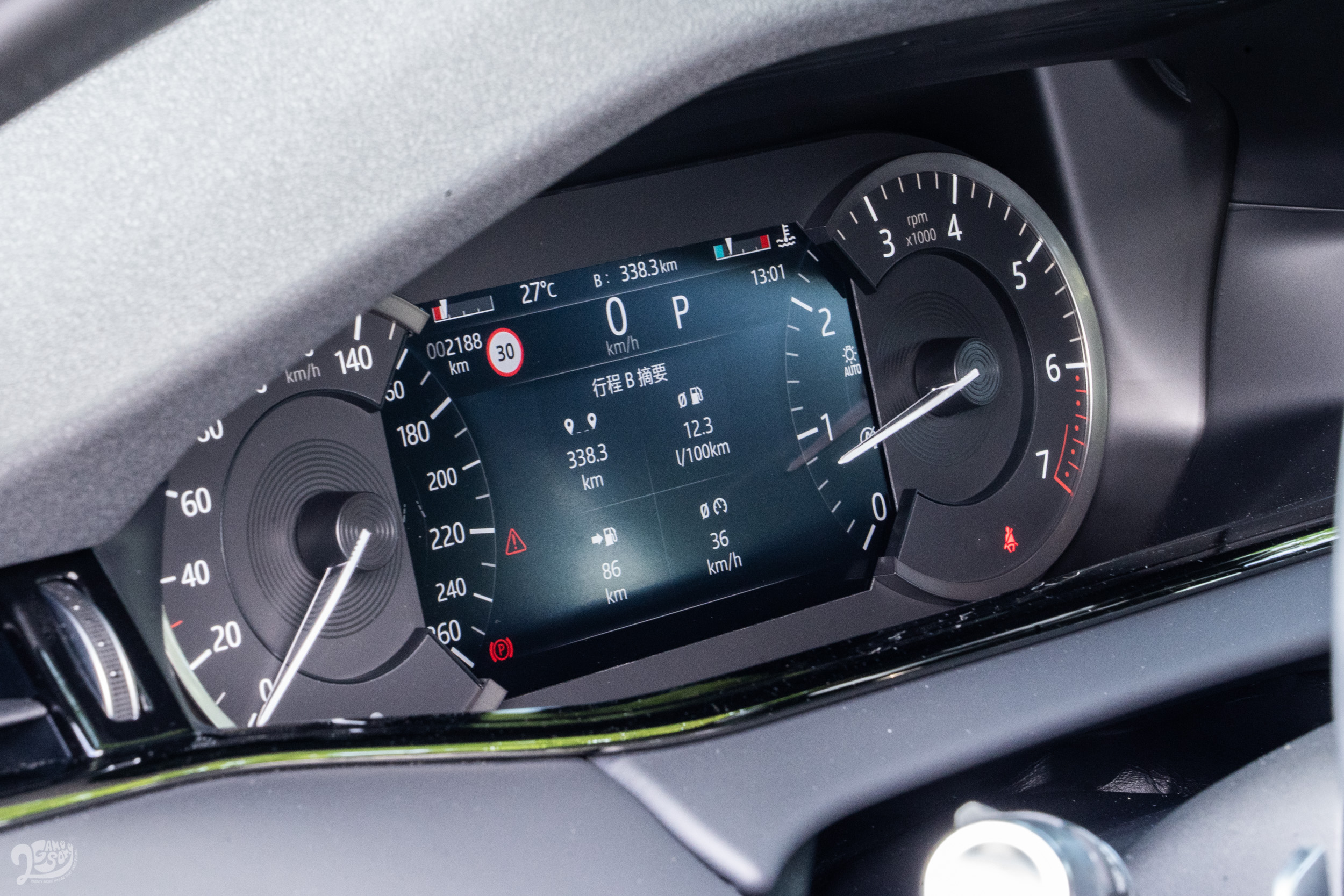 受缺料因素所苦,儀表板已不再是 12.3 吋的全數位儀表規格。