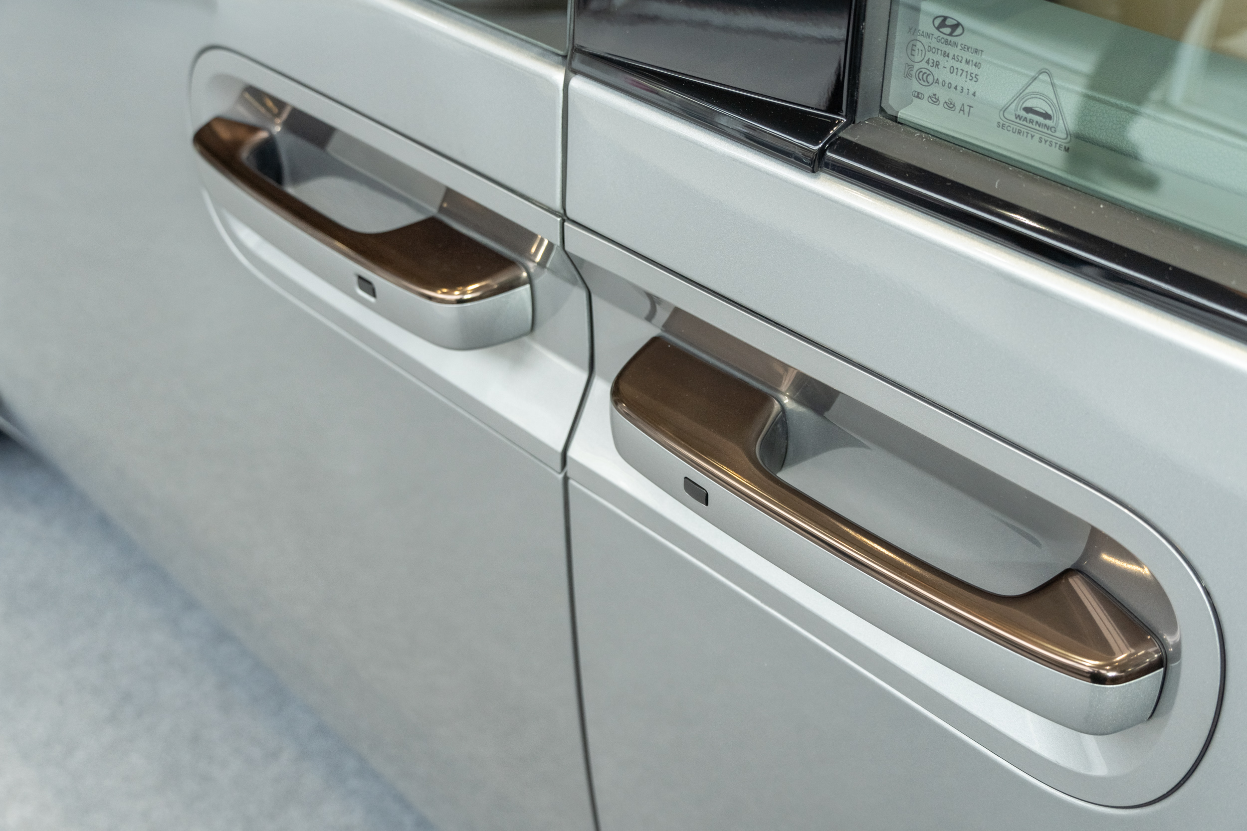 車門把手上也有玫瑰金色點綴,