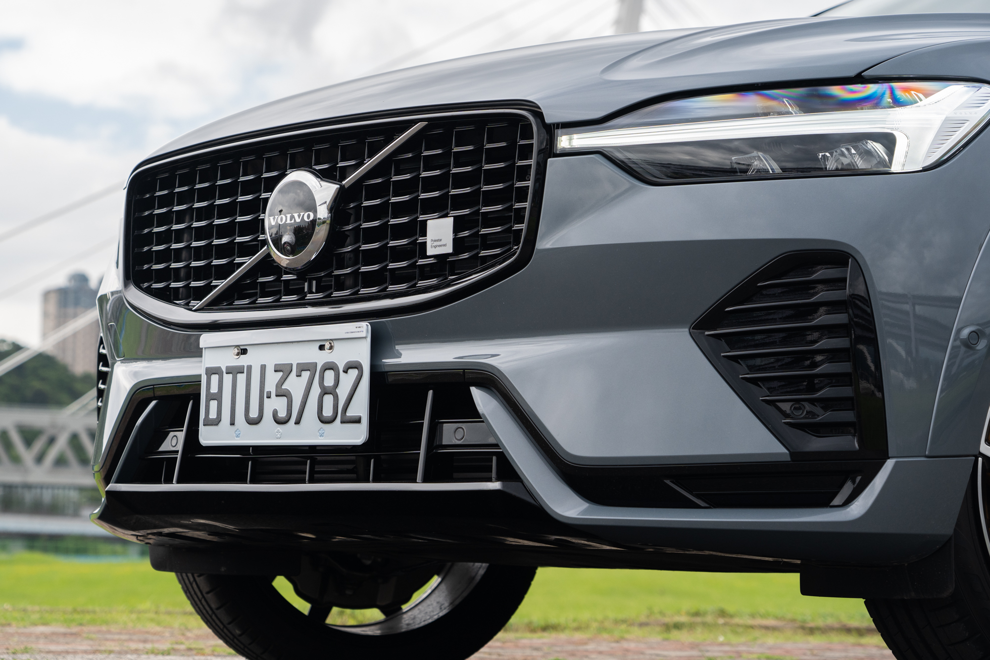 水箱護罩上的Polestar Engineered徽章,低調的說明自身性能身份。